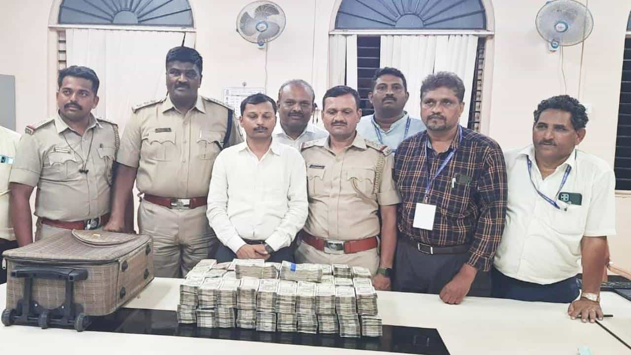 ಬಿಜೆಪಿ ಅಭ್ಯರ್ಥಿ ಚಿಕ್ಕರೇವಣ್ಣ ಬೆಂಬಲಿಗರಿಂದ ಹಣ ಹಂಚಿಕೆ ಆರೋಪ; ಅಧಿಕಾರಿಗಳಿಂದ ದಾಳಿ,1.50 ಕೋಟಿ ರೂ. ಜಪ್ತಿ ಬಿಜೆಪಿ ಅಭ್ಯರ್ಥಿ ಚಿಕ್ಕರೇವಣ್ಣ ಬೆಂಬಲಿಗರಿಂದ ಹಣ ಹಂಚಿಕೆ ಆರೋಪ; ಅಧಿಕಾರಿಗಳಿಂದ ದಾಳಿ,1.50 ಕೋಟಿ ರೂ. ಜಪ್ತಿ