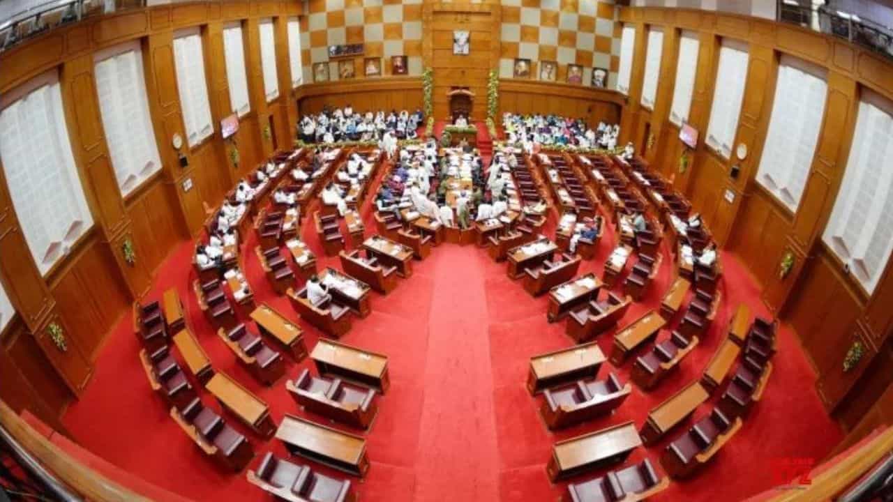 Karnataka Legislative Council: ವಿಧಾನಸಭೆ ಚುನಾವಣೆಗೆ ಸ್ಪರ್ಧಿಸುವ ಭರಾಟೆಯಲ್ಲಿ ಖಾಲಿಯಾಗುತ್ತಿದೆ ಕರ್ನಾಟಕದ ಮೇಲ್ಮನೆ! Karnataka Legislative Council: ವಿಧಾನಸಭೆ ಚುನಾವಣೆಗೆ ಸ್ಪರ್ಧಿಸುವ ಭರಾಟೆಯಲ್ಲಿ ಖಾಲಿಯಾಗುತ್ತಿದೆ ಕರ್ನಾಟಕದ ಮೇಲ್ಮನೆ!