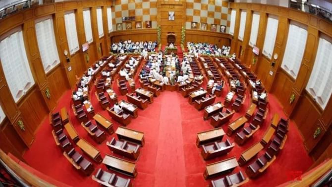 Karnataka Legislative Council: ವಿಧಾನಸಭೆ ಚುನಾವಣೆಗೆ ಸ್ಪರ್ಧಿಸುವ ಭರಾಟೆಯಲ್ಲಿ ಖಾಲಿಯಾಗುತ್ತಿದೆ ಕರ್ನಾಟಕದ ಮೇಲ್ಮನೆ! Karnataka Legislative Council: ವಿಧಾನಸಭೆ ಚುನಾವಣೆಗೆ ಸ್ಪರ್ಧಿಸುವ ಭರಾಟೆಯಲ್ಲಿ ಖಾಲಿಯಾಗುತ್ತಿದೆ ಕರ್ನಾಟಕದ ಮೇಲ್ಮನೆ!