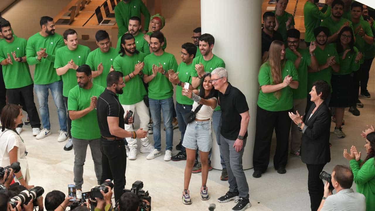 Apple: ದಿಲ್ಲಿಯಲ್ಲಿ ಆ್ಯಪಲ್ ಸ್ಟೋರ್; ಕುಕ್ ನಮಸ್ತೇ, ಜನರ ಉದ್ದುದ್ದ ಕ್ಯೂ, ಸೆಲ್ಫೀ ಭರಾಟೆ, 1999ರ ಆ್ಯಪಲ್ ಐಬುಕ್ ಪ್ರತ್ಯಕ್ಷ Apple: ದಿಲ್ಲಿಯಲ್ಲಿ ಆ್ಯಪಲ್ ಸ್ಟೋರ್; ಕುಕ್ ನಮಸ್ತೇ, ಜನರ ಉದ್ದುದ್ದ ಕ್ಯೂ, ಸೆಲ್ಫೀ ಭರಾಟೆ, 1999ರ ಆ್ಯಪಲ್ ಐಬುಕ್ ಪ್ರತ್ಯಕ್ಷ