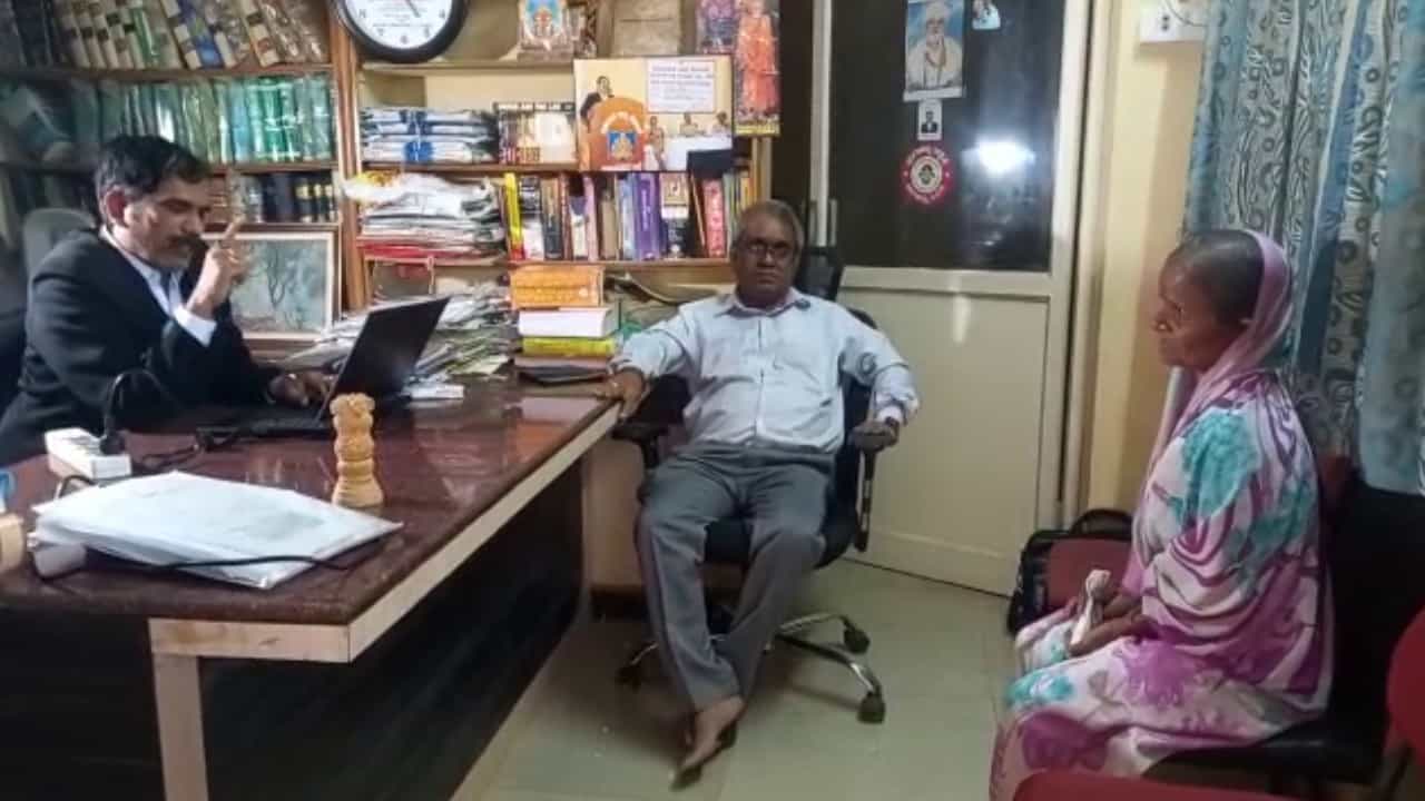 ತಾಯಿ ಮರಣ ಪತ್ರ ಪಡೆಯಲು ಬಂದ ವೃದ್ಧೆಗೆ ಆಕೆಯದ್ದೇ ಮರಣ ಪತ್ರ ನೀಡಿದ ಅಧಿಕಾರಿ, ಆಸ್ತಿಗಾಗಿ ಸಂಬಂಧಿಕ ಹುನ್ನಾರಕ್ಕೆ ದಿಗ್ಬ್ರಮೆ ತಾಯಿ ಮರಣ ಪತ್ರ ಪಡೆಯಲು ಬಂದ ವೃದ್ಧೆಗೆ ಆಕೆಯದ್ದೇ ಮರಣ ಪತ್ರ ನೀಡಿದ ಅಧಿಕಾರಿ, ಆಸ್ತಿಗಾಗಿ ಸಂಬಂಧಿಕ ಹುನ್ನಾರಕ್ಕೆ ದಿಗ್ಬ್ರಮೆ