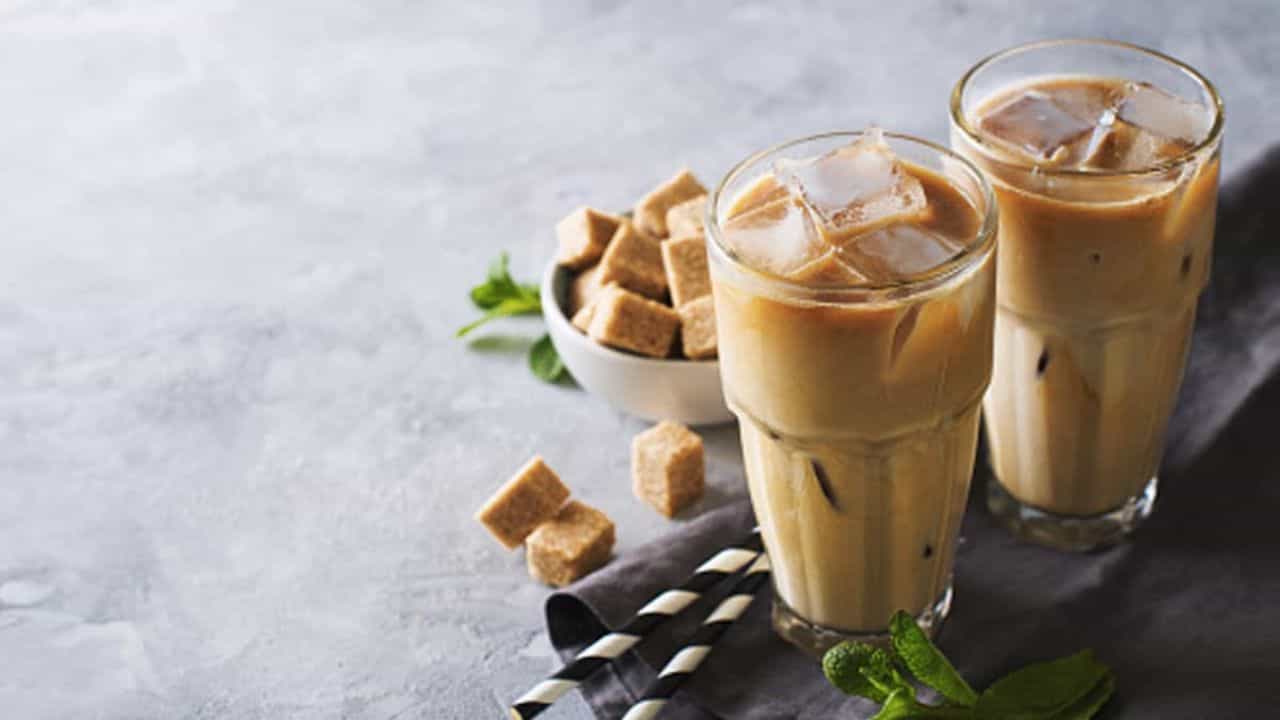 Cold Coffee: ಬೇಸಿಗೆಯಲ್ಲಿ ಕೋಲ್ಡ್ ಕಾಫಿ ಕುಡಿಯಬೇಕೆಂದೆನಿಸುತ್ತಿದೆಯೇ? ಮನೆಯಲ್ಲಿ ಮಾಡಬಹುದು ಕೋಲ್ಡ್ ಕಾಫಿ Cold Coffee: ಬೇಸಿಗೆಯಲ್ಲಿ ಕೋಲ್ಡ್ ಕಾಫಿ ಕುಡಿಯಬೇಕೆಂದೆನಿಸುತ್ತಿದೆಯೇ? ಮನೆಯಲ್ಲಿ ಮಾಡಬಹುದು ಕೋಲ್ಡ್ ಕಾಫಿ