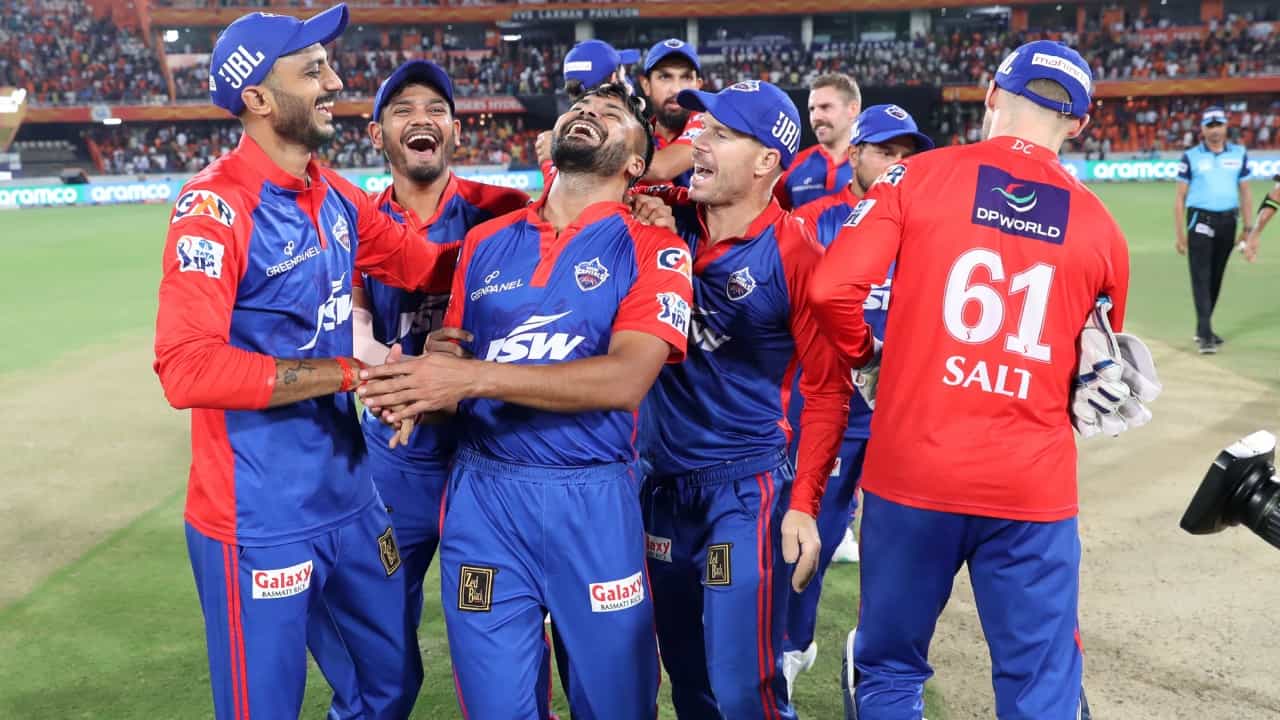 ಹೈದರಾಬಾದ್ನ ರಾಜೀವ್ ಗಾಂಧಿ ಇಂಟರ್ನ್ಯಾಶನಲ್ ಸ್ಟೇಡಿಯಂನಲ್ಲಿ ನಡೆದ ಪಂದ್ಯದಲ್ಲಿ ಸನ್ರೈಸರ್ಸ್ ಹೈದರಾಬಾದ್ ತಂಡವನ್ನು 7 ರನ್ಗಳಿಂದ ಮಣಿಸಿದ ಡೆಲ್ಲಿ ತಂಡ ಟೂರ್ನಿಯಲ್ಲಿ ಸತತ ಎರಡನೇ ಗೆಲುವು ದಾಖಲಿಸಿದೆ. ಆದರೆ ಗೆಲುವಿನ ಸಂಭ್ರಮದಲ್ಲಿರುವ ತಂಡದ ನಾಯಕ ಡೇವಿಡ್ ವಾರ್ನರ್ಗೆ ಬಿಸಿಸಿಐ ದಂಡದ ಬಿಗ್ ಶಾಕ್ ನೀಡಿದೆ.