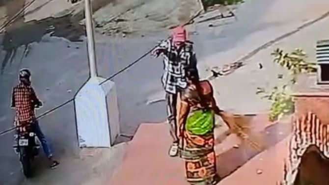 ಮಹಿಳೆಯರು ನೋಡಲೇಬೇಕಾದ ವಿಡಿಯೋ ಇದು! ಅಬ್ಬಾ ಆ ಖದೀಮರಿಬ್ಬರು ಮಹಿಳೆಯ ಕೊರಳಿಂದ ಚಿನ್ನದ ಸರ ದೋಚಿದ್ದು ಹೇಗೆ ಗೊತ್ತಾ? ಮಹಿಳೆಯರು ನೋಡಲೇಬೇಕಾದ ವಿಡಿಯೋ ಇದು! ಅಬ್ಬಾ ಆ ಖದೀಮರಿಬ್ಬರು ಮಹಿಳೆಯ ಕೊರಳಿಂದ ಚಿನ್ನದ ಸರ ದೋಚಿದ್ದು ಹೇಗೆ ಗೊತ್ತಾ?