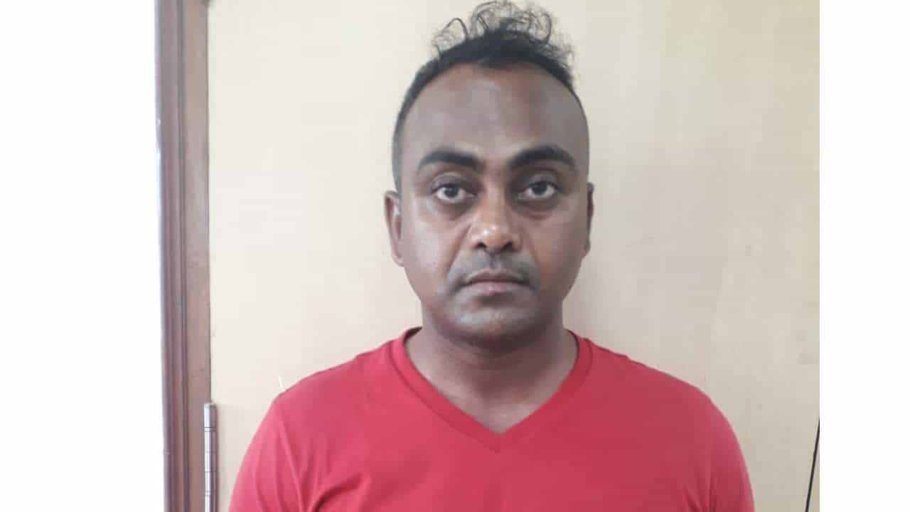 ಬೆಂಗಳೂರು ವಿಮಾನ ನಿಲ್ದಾಣದಲ್ಲಿ ಕದ್ದು ಮುಚ್ಚಿ ಮಹಿಳೆಯರ ಫೋಟೋ ತೆಗೆಯುತ್ತಿದ್ದ ವ್ಯಕ್ತಿಯ ಬಂಧನ ಬೆಂಗಳೂರು ವಿಮಾನ ನಿಲ್ದಾಣದಲ್ಲಿ ಕದ್ದು ಮುಚ್ಚಿ ಮಹಿಳೆಯರ ಫೋಟೋ ತೆಗೆಯುತ್ತಿದ್ದ ವ್ಯಕ್ತಿಯ ಬಂಧನ