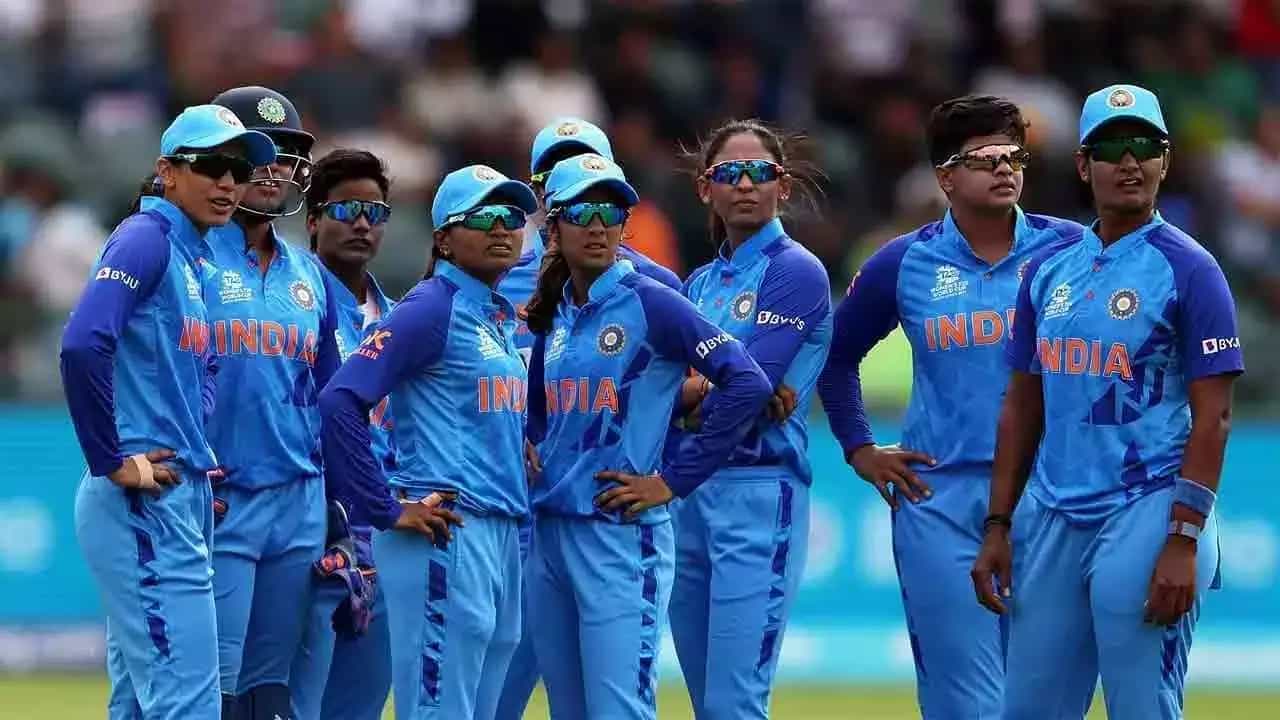 ಕಳೆದ ತಿಂಗಳಲ್ಲಿ ಪುರುಷರ ಕ್ರಿಕೆಟ್ನ ವಾರ್ಷಿಕ ಒಪ್ಪಂದದ ಪಟ್ಟಿ ಬಿಡುಗಡೆ ಮಾಡಿದ್ದ ಬಿಸಿಸಿಐ ಇದೀಗ ಭಾರತ ಮಹಿಳಾ ತಂಡದ ವಾರ್ಷಿಕ ಒಪ್ಪಂದವನ್ನು ಪ್ರಕಟಿಸಿದೆ. ವಾರ್ಷಿಕ ಒಪ್ಪಂದವನ್ನು 3 ಗ್ರೇಡ್ಗಳಾಗಿ ವಿಭಾಗಿಸಲಾಗಿದ್ದು, ಇದರಲ್ಲಿ ಎ ಗ್ರೇಡ್, ಬಿ ಗ್ರೇಡ್ ಹಾಗೂ ಸಿ ಗ್ರೇಡ್ ಎಂದು ವಿಭಾಗಿಸಲಾಗಿದೆ.