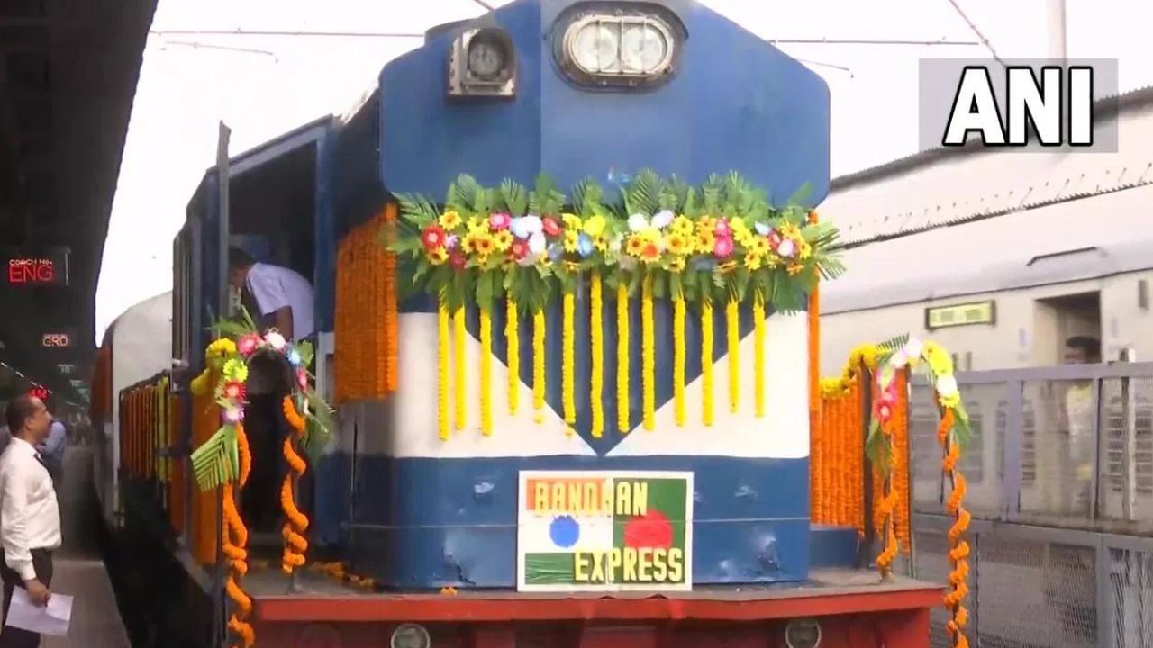 ಬಂಧನ್ ಎಕ್ಸ್‌ಪ್ರೆಸ್ ರೈಲು Bandhan Express Train- ಕೋಲ್ಕತ್ತಾ ರೈಲು ನಿಲ್ದಾಣದಿಂದ ಬಾಂಗ್ಲಾದೇಶಕ್ಕೆ ಹೋಗುವ ಬಂಧನ್ ಎಕ್ಸ್‌ಪ್ರೆಸ್ ಪಶ್ಚಿಮ ಬಂಗಾಳದ ಉತ್ತರ 24 ಪರಗಣ ಜಿಲ್ಲೆಯ ಪೆಟ್ರಾಪೋಲ್ ರೈಲು ನಿಲ್ದಾಣದಲ್ಲಿ ನಿಲ್ಲುತ್ತದೆ. ಈ ರೈಲಿನ ಮೂಲಕ ಬಾಂಗ್ಲಾದೇಶವನ್ನು ತಲುಪಬಹುದು. ಆದಾಗ್ಯೂ, ಈ ರೈಲಿನಲ್ಲಿ ಭಾರತ-ಬಾಂಗ್ಲಾದೇಶ ನಡುವೆ ಪ್ರಯಾಣಿಸಲು ಮಾನ್ಯವಾದ ಪಾಸ್‌ಪೋರ್ಟ್ ಮತ್ತು ವೀಸಾ ಅಗತ್ಯವಿದೆ.