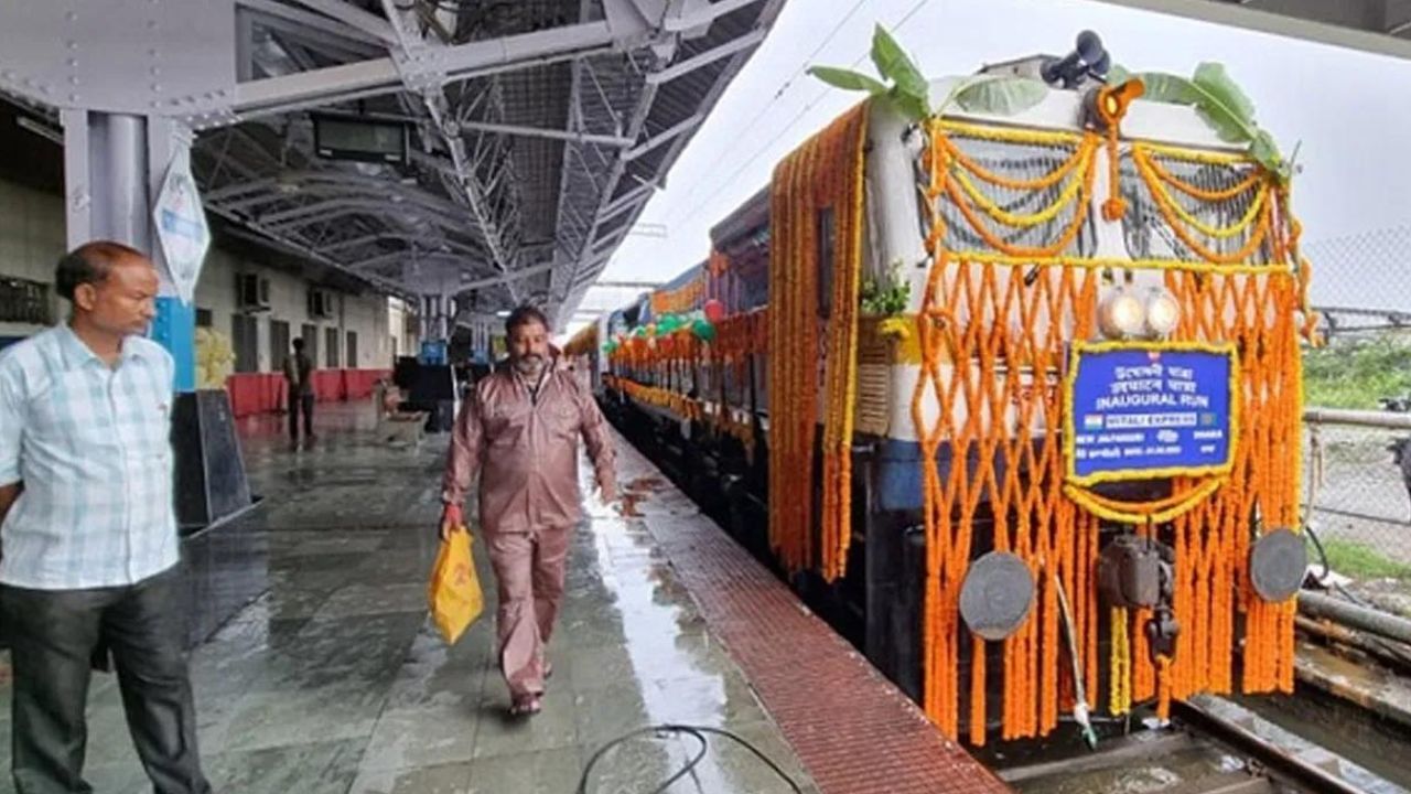 ಮಿತಾಲಿ ಎಕ್ಸ್‌ಪ್ರೆಸ್ Mitali Express- ಭಾರತದಿಂದ ಢಾಕಾಕ್ಕೆ ಪ್ರಯಾಣಿಸಲು ಬಯಸುವವರು ನ್ಯೂ ಜಲಪಾಯ್​​ಗುರಿ ಜಂಕ್ಷನ್‌ನಿಂದ ಮಿಥಾಲಿ ಎಕ್ಸ್‌ಪ್ರೆಸ್ ಅನ್ನು ಹತ್ತಬಹುದು. ಹಲ್ತಿಬರಿ ರೈಲು ನಿಲ್ದಾಣವು ಬಾಂಗ್ಲಾದೇಶದ ಗಡಿಯಿಂದ 4.5 ಕಿಮೀ ದೂರದಲ್ಲಿದೆ. ಇದು ಭಾರತದ ಗಡಿಯಿಂದ 7 ಕಿ.ಮೀ ದೂರದಲ್ಲಿದೆ. ಇದು ದೂರದ ಚಿಲ್ದ್ರಾತಿ ರೈಲು ನಿಲ್ದಾಣದ ಮೂಲಕ ಬಾಂಗ್ಲಾದೇಶಕ್ಕೆ ಸಂಪರ್ಕ ಹೊಂದಿದೆ.