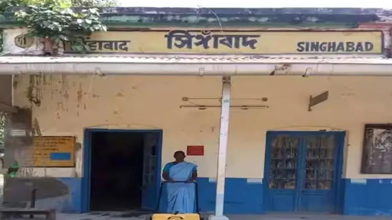 ಸಿಂಗಾಬಾದ್ ರೈಲು ನಿಲ್ದಾಣ Singhabad Railway Station- ಸಿಂಗಾಬಾದ್ ರೈಲು ನಿಲ್ದಾಣವು ಪಶ್ಚಿಮ ಬಂಗಾಳದ ಮಾಲ್ಡಾ ಜಿಲ್ಲೆಯಲ್ಲಿದೆ. ಈ ನಿಲ್ದಾಣವು ರೋಹನ್‌ಪುರ ನಿಲ್ದಾಣದ ಮೂಲಕ ಬಾಂಗ್ಲಾದೇಶಕ್ಕೆ ಸಂಪರ್ಕ ಹೊಂದಿದೆ. ಅಲ್ಲದೆ, ಬಾಂಗ್ಲಾದೇಶದಿಂದ ನೇಪಾಳಕ್ಕೆ ಹೋಗುವ ಸರಕು ರೈಲುಗಳು ಈ ನಿಲ್ದಾಣದ ಮೂಲಕ ಹಾದು ಹೋಗುತ್ತವೆ. ಹಳೆಯ ಮಟ್ಲಾ ನಿಲ್ದಾಣದಿಂದ, ಈ ನಿಲ್ದಾಣವು ಎರಡು ಪ್ರದೇಶಗಳ ನಡುವಿನ ಸರಕುಗಳ ಆಮದು ಮತ್ತು ರಫ್ತಿನಲ್ಲಿ ಪ್ರಮುಖ ಪಾತ್ರ ವಹಿಸುತ್ತದೆ. ಒಂದು ಪ್ಯಾಸೆಂಜರ್ ರೈಲು ಮಾತ್ರ ಚಲಿಸುತ್ತದೆ. 
