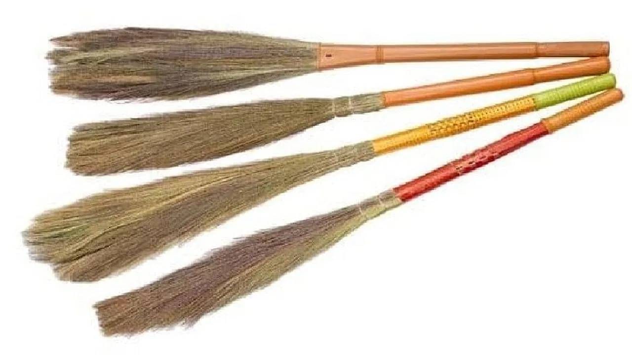 ಪೊರಕೆ (Broom): ಹಾಸಿಗೆ ಅಥವಾ ಮಲಗುವ ಜಾಗದಲ್ಲಿ ಪೊರಕೆ ಇಡುವುದು ತುಂಬಾ ಅಶುಭ. ಮನಸ್ಸು ಮತ್ತು ಮೆದುಳಿನ ಮೇಲೆ  ಪೊರಕೆ ನಕಾರಾತ್ಮಕ ಪರಿಣಾಮ ಬೀರುತ್ತದೆ. ಇದಲ್ಲದೇ ಮನೆಯಲ್ಲಿ ಆರ್ಥಿಕ ಅಡೆತಡೆಗಳನ್ನು ಎದುರಿಸಬೇಕಾಗುತ್ತದೆ. ಅದೇ ಸಮಯದಲ್ಲಿ ಕುಟುಂಬದ ಸದಸ್ಯರೂ ಅನಾರೋಗ್ಯಕ್ಕೆ ಒಳಗಾಗುತ್ತಾರೆ.
