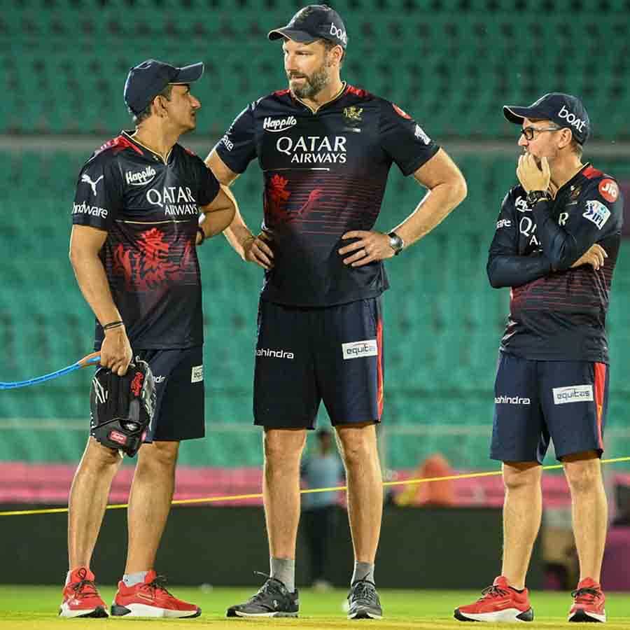 ಐಪಿಎಲ್ 2023 ರಲ್ಲಿಂದು ಎರಡು ಮಹತ್ವದ ಪಂದ್ಯಗಳು ನಡೆಯಲಿದೆ. ಜೈಪುರದ ಸವಾಯಿ ಮಾನ್ಸಿಂಗ್ ಸ್ಟೇಡಿಯಂನಲ್ಲಿ ಆಯೋಜಿಸಲಾಗಿರುವ ಮೊದಲ ಮ್ಯಾಚ್ನಲ್ಲಿ ಸಂಜು ಸ್ಯಾಮ್ಸನ್ ನಾಯಕತ್ವದ ರಾಜಸ್ಥಾನ್ ರಾಯಲ್ಸ್ ಮತ್ತು ಫಾಫ್ ಡುಪ್ಲೆಸಿಸ್ ನೇತೃತ್ವದ ರಾಯಲ್ ಚಾಲೆಂಜರ್ಸ್ ಬೆಂಗಳೂರು ಮುಖಾಮುಖಿ ಆಗಲಿದೆ.