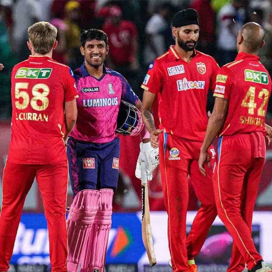 16ನೇ ಆವೃತ್ತಿಯ ಇಂಡಿಯನ್ ಪ್ರೀಮಿಯರ್ ಲೀಗ್ನಲ್ಲಿ ಶುಕ್ರವಾರ ನಡೆದ ಪಂಜಾಬ್ ಕಿಂಗ್ಸ್ ವಿರುದ್ಧದ ಪಂದ್ಯದಲ್ಲಿ ರಾಜಸ್ಥಾನ್ ರಾಯಲ್ಸ್ ತಂಡ 4 ವಿಕೆಟ್ಗಳ ರೋಚಕ ಜಯ ಸಾಧಿಸಿತು. ಈ ಮೂಲಕ ಆರ್ಆರ್ ತನ್ನ ಪ್ಲೇ ಆಫ್ ಆಸೆಯನ್ನು ಜೀವಂತವಾಗಿರಿಸಿದೆ.