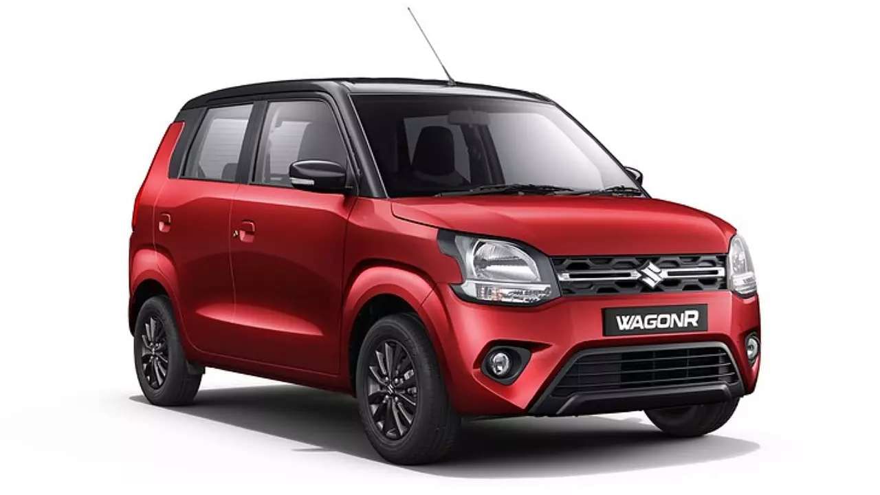 1) ಮಾರುತಿ ಸುಜುಕಿ ವ್ಯಾಗನ್ ಆರ್ (Maruti Suzuki WagonR): 2022ರಲ್ಲಿ 2ಲಕ್ಷಕ್ಕೂ ಹೆಚ್ಚು ಕಾರುಗಳ ಮಾರಾಟವಾಗಿದ್ದು, ಭಾರತದ ಬೆಸ್ಟ್ ಸೆಲ್ಲಿಂಗ್ ಕಾರ್ ಎನಿಸಿದೆ. ಮಾರುತಿ ಸುಜುಕಿ ಸಂಸ್ಥೆ ದೇಶದ ಅತಿದೊಡ್ಡ ವಾಹನ ತಯಾರಕ ಸಂಸ್ಥೆ. ಕಾರುಗಳ ಮಾರಾಟ ಸಂಖ್ಯೆಯಲ್ಲಿ ಅದು ನಂಬರ್ ಒನ್. ಅದರ ವ್ಯಾಗನ್ ಅರ್ ಕಾರು ಸತತ ಎರಡು ವರ್ಷ ಕಾಲ ಭಾರತದಲ್ಲಿ ಅತಿಹೆಚ್ಚು ಮಾರಾಟವಾದ ಕಾರೆನಿಸಿದೆ. ಭಾರತದಲ್ಲಿ ಈವರೆಗೂ ವ್ಯಾಗನ್ ಅರ್ ಕಾರು 30 ಲಕ್ಷ ಸಂಖ್ಯೆಯಲ್ಲಿ ಸೇಲ್ ಆಗಿದೆ. ಈ ಮೂಲಕ ಭಾರತದ ಕಾರು ಮಾರುಕಟ್ಟೆಗೆ ವ್ಯಾಗನ್ ಆರ್ ಕಿಂಗ್ ಎನಿಸಿದೆ. ಜನರ ಅಭಿರುಚಿಗೆ ಅನುಗುಣವಾಗಿ ಕಾಲಕಾಲಕ್ಕೆ ವಿನ್ಯಾಸ ಬದಲಿಸುತ್ತಾ ಬರುತ್ತಿರುವ ವ್ಯಾಗನ್ ಆರ್ ಬೆಲೆಯೂ ಕಡಿಮೆ ಇರುವುದರಿಂದ ಮಧ್ಯಮವರ್ಗದವರಲ್ಲಿ ಬಹಳ ಬೇಡಿಕೆ ಪಡೆದಿದೆ. 