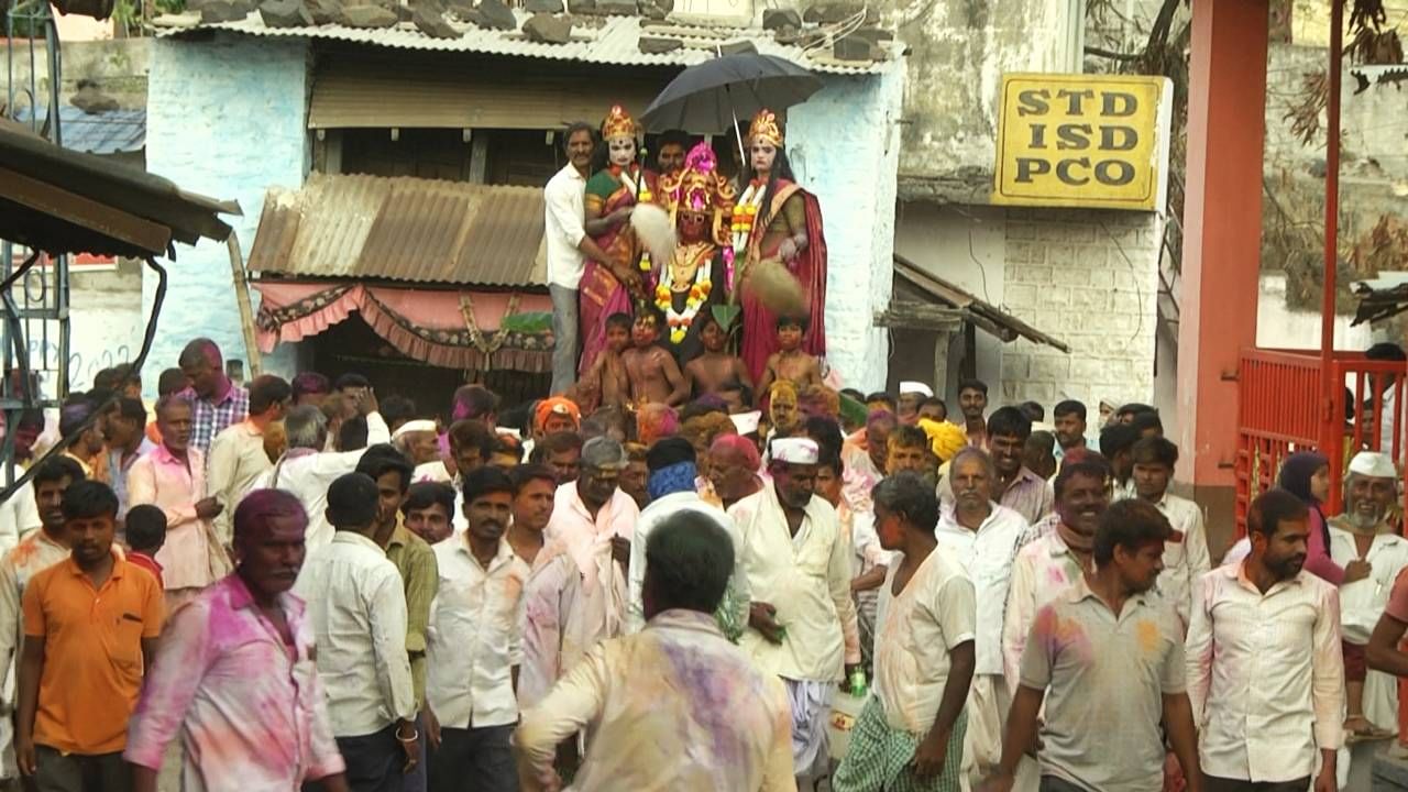 ಬಳಿಕ ಜಾತ್ರೆಯ ವಿಶೇಷ ರೀತಿ ದೇವಿಯ ಸೋಗು ಹಾಕಿದವರು ಮೆರವಣಿಗೆ ಮೂಲಕ ಲಕ್ಷ್ಮೀ ದೇವಸ್ಥಾನಕ್ಕೆ ಬಂದ ಬಳಿಕ ಆಚರಣೆ ಆರಂಭವಾಗುತ್ತದೆ. ಇನ್ನು ಜಾತ್ರೆಗಾಗಿ ಗ್ರಾಮದ ಎಲ್ಲರೂ ಜಮಾಯಿಸಿರುತ್ತಾರೆ. ಗಂಡನ ಮನೆಯಲ್ಲಿರುವವರು ಜಾತ್ರೆಗಾಗಿ ತವರಿಗೆ ಆಗಮಿಸುವುದು ಸಹ ವಾಡಿಕೆ. 