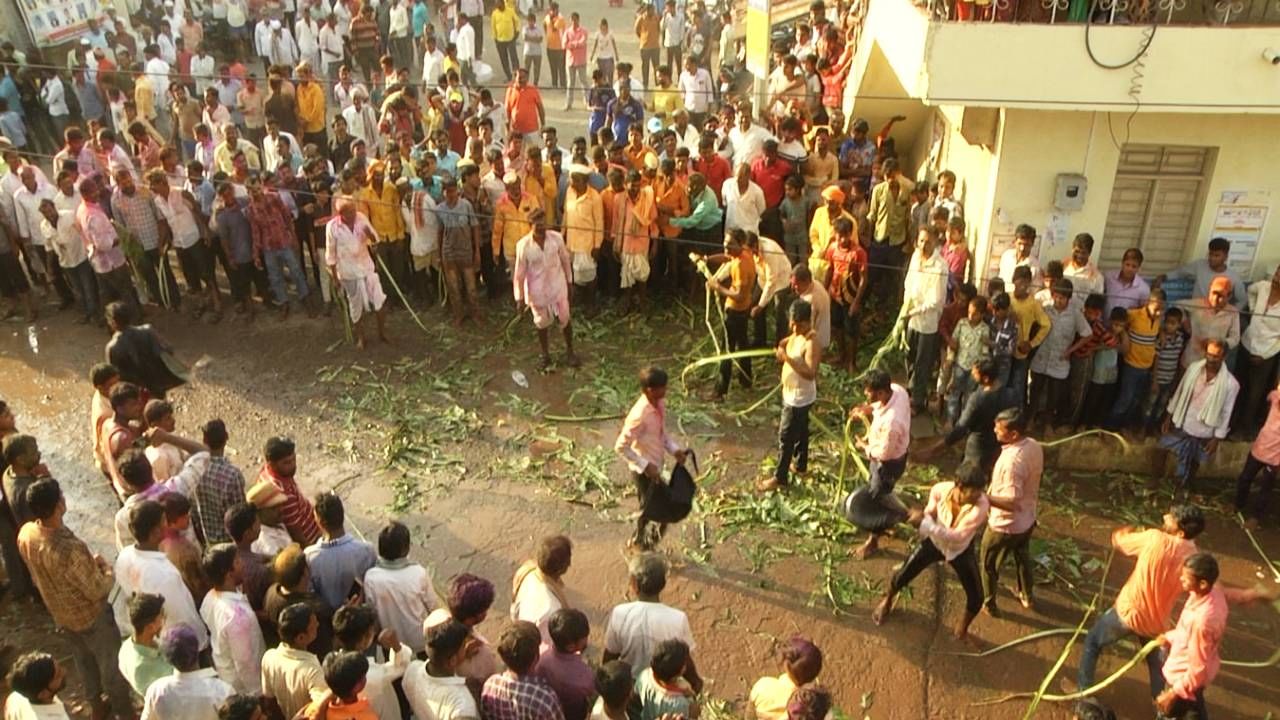 ಹೀಗೆ ನೀರು ಎರಚಿಸಿಕೊಂಡ ತಂಡವದವರು ಪ್ರತಿಯಾಗಿ ಎದುರು ತಂಡದವನ್ನು ಬಾಳೆಯ ದಿಮ್ಮಿನ ಸಿಪ್ಪೆಯಿಂದ ಹೊಡೆಯುತ್ತಾರೆ. ಪರಸ್ಪರ ನೀರು ಎರಚುವುದು ಪ್ರತಿಯಾಗಿ ಬಾಳೆ ದಿಂಡಿನ ಸಿಪ್ಪೆಯಿಂದ ಹೊಡೆಯುವುದು ನಿರಂತರವಾಗಿ ನಡೆಯುತ್ತಲೇ ಹೋಗುತ್ತದೆ. ಈ ರೀತಿಯ ಆಚರಣೆ ದೇವಸ್ಥಾನದ ಎದುರಿನ ಹೊಂಡದಲ್ಲಿನ ನೀರು ನಡೆಯುತ್ತದೆ. 