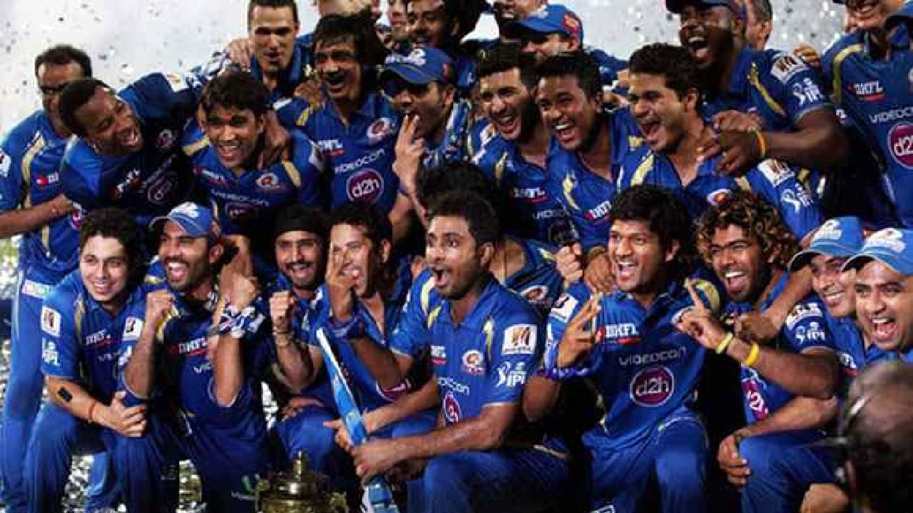 IPL 2013-ಮುಂಬೈ ಇಂಡಿಯನ್ಸ್: ಚೆನ್ನೈ ಸೂಪರ್ ಕಿಂಗ್ಸ್​ ವಿರುದ್ದದ ಫೈನಲ್ ಪಂದ್ಯದಲ್ಲಿ 23 ರನ್​ಗಳ ಜಯದೊಂದಿಗೆ ಮುಂಬೈ ಇಂಡಿಯನ್ಸ್ ತಂಡವು ಚೊಚ್ಚಲ ಬಾರಿಗೆ ಚಾಂಪಿಯನ್ ಪಟ್ಟ ಅಲಂಕರಿಸಿತ್ತು.