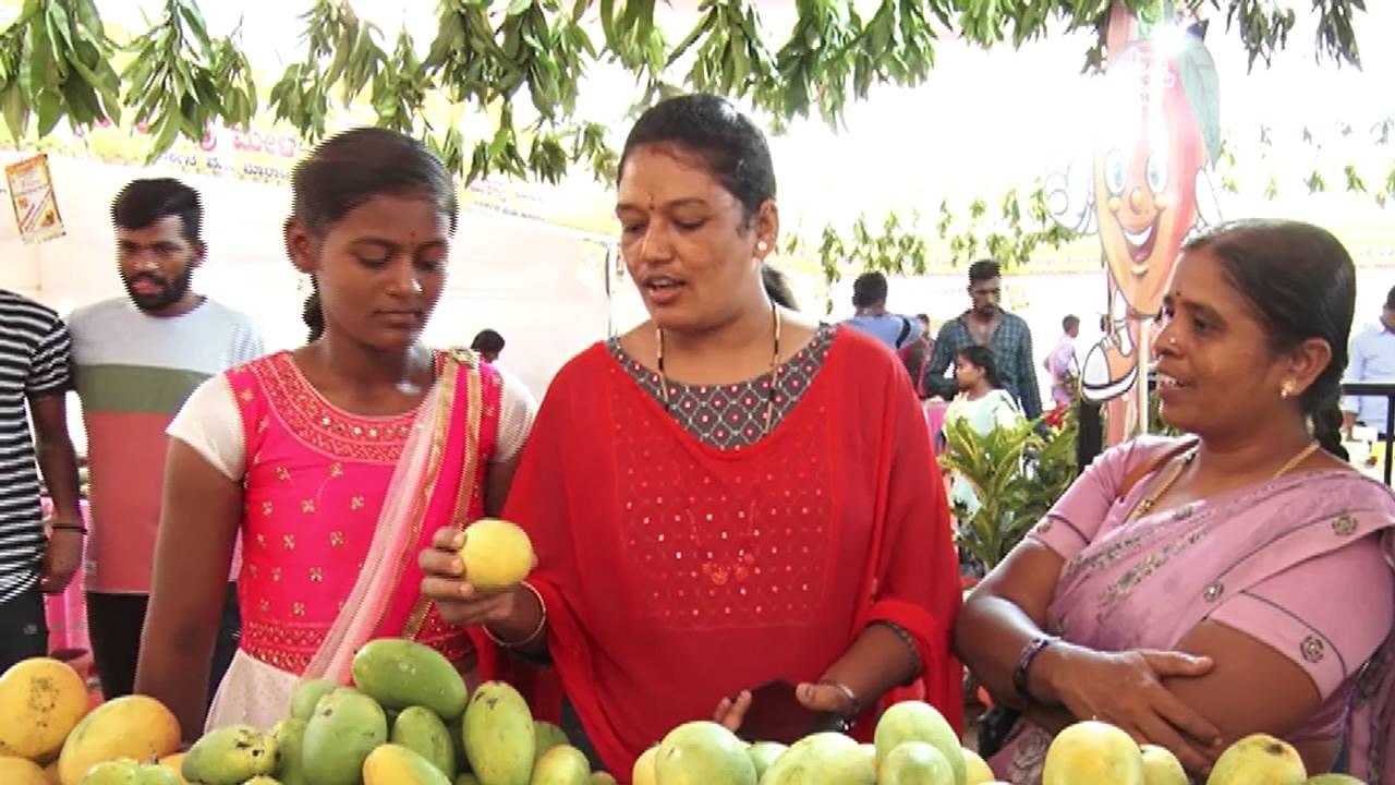 ಗ್ರಾಹಕರು ಕೂಡಾ ರೈತರಿಂದ ನೇರವಾಗಿ ಖರೀದಿಗೆ ಆಗಮಿಸುತ್ತಿದ್ದರು ಎಂದು ತೋಟಗಾರಿಕೆ ಇಲಾಖೆ ಉಪ ನಿರ್ದೇಶಕರಾದ ಕೃಷ್ಣಾ ಉಕ್ಕುಂದ್ ತಿಳಿಸಿದರು.