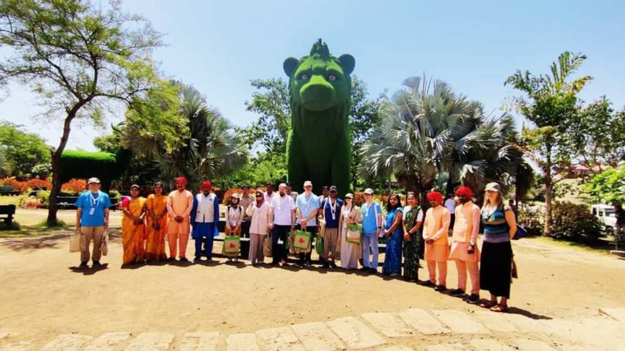 ಹೌದು ಗಿರ್​ ಉದ್ಯಾನವನಕ್ಕೆ ಭೇಟಿ ನೀಡಿದ್ದ 30 ಕ್ಕೂ ಹೆಚ್ಚು ಪ್ರತಿನಿಧಿಗಳು ಲಯನ್​ ಸಫಾರಿ(lion safari) ಯನ್ನ ಮಾಡಿದರು. 