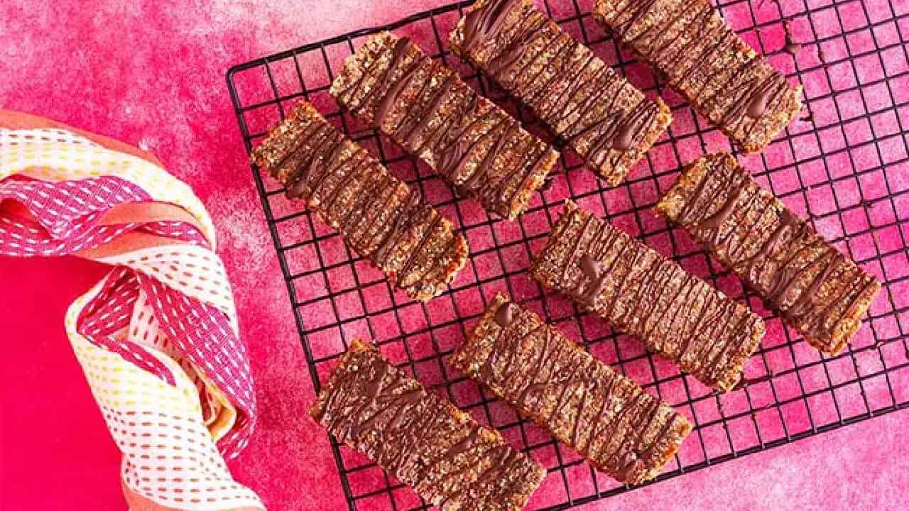 Protein Bar: ಮನೆಯಲ್ಲಿಯೇ ತಯಾರಿಸಿ ಆರೋಗ್ಯಕರ ಪ್ರೋಟೀನ್ ಬಾರ್; ಮಾಡುವ ವಿಧಾಯ ಮತ್ತು ಅರೋಗ್ಯ ಪ್ರಯೋಜನಗಳನ್ನು ತಿಳಿಯಿರಿ Protein Bar: ಮನೆಯಲ್ಲಿಯೇ ತಯಾರಿಸಿ ಆರೋಗ್ಯಕರ ಪ್ರೋಟೀನ್ ಬಾರ್; ಮಾಡುವ ವಿಧಾಯ ಮತ್ತು ಅರೋಗ್ಯ ಪ್ರಯೋಜನಗಳನ್ನು ತಿಳಿಯಿರಿ