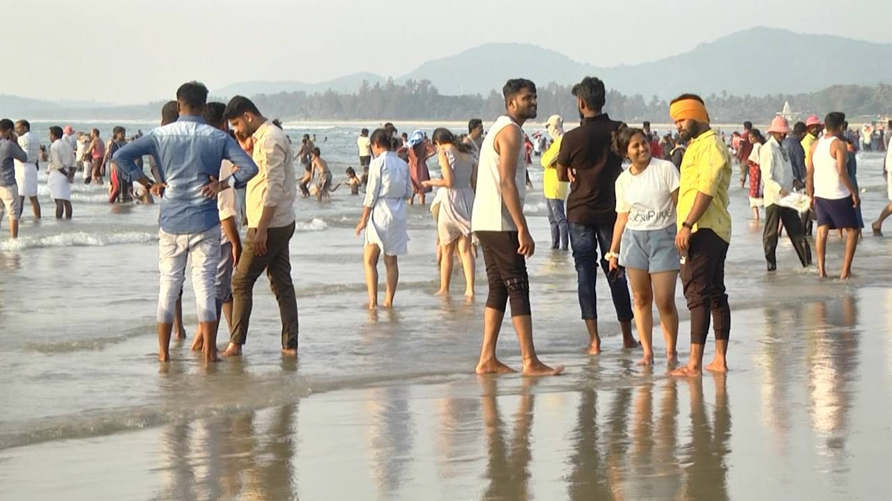 ಹೀಗಾಗಿ ಕುಟುಂಬ ಸಮೇತರಾಗಿ ರಜೆಯನ್ನ ಕಳೆಯೋದಕ್ಕೆ ಕಡಲತೀರಗಳಿಗೆ ಜನರು ಮುಗಿಬೀಳುತ್ತಿದ್ದು, ಜಿಲ್ಲೆಯ ಬೀಚ್‌ಗಳಲ್ಲಿ ಸದ್ಯ ಪ್ರವಾಸಿಗರ ಕಲರವ ಜೋರಾಗಿದೆ. 
