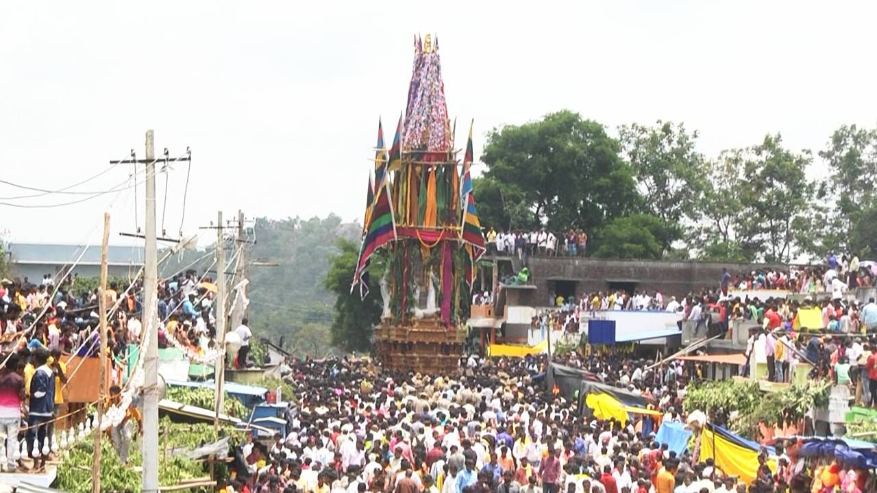 ರಥೋತ್ಸವ ಬಳಿಕ ಒಂದೇ ಸಾರಿ ಭಕ್ತರು ರಸ್ತೆಗೆ ನುಗ್ಗುವುದನ್ನು ತಡೆಯಲು ಸಿಆರ್​ಪಿಎಫ್ ಪೊಲೀಸರು ಬ್ಯಾರಿಕೇಡ್ ಹಾಕಿ ಕಟ್ಟೆಚ್ಚರ ವಹಿಸಿದ್ದರು. ಸರದಿ ಸಾಲಿನಲ್ಲೇ ಬಂದು ಕೆಎಸ್ ಆರ್ ಟಿಸಿ ಬಸ್ ಹತ್ತುವ ವ್ಯವಸ್ಥೆ ಮಾಡಲಾಗಿತ್ತು. 