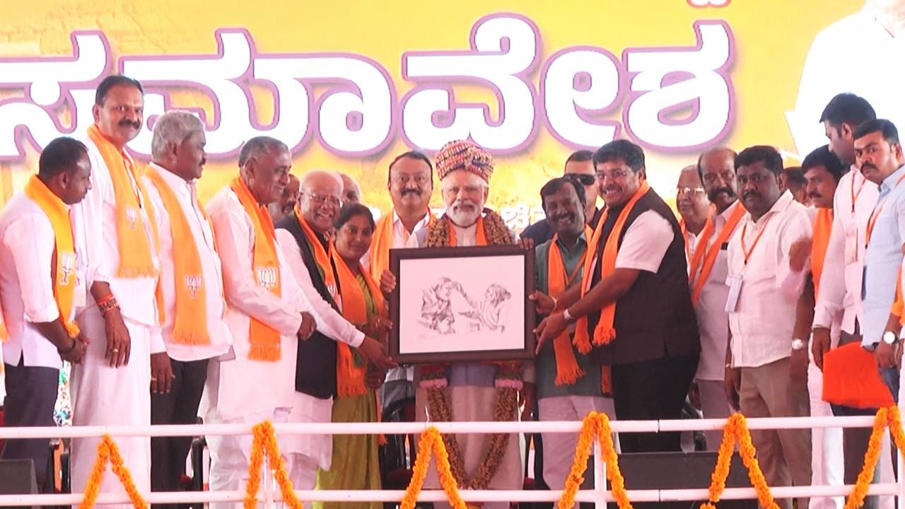 ಇನ್ನು ಪ್ರಧಾನಿ ನರೇಂದ್ರ ಮೋದಿಗೆ ಮದಕರಿ ನಾಯಕರ ವಿಗ್ರಹವನ್ನು ಗಿಫ್ಟಾಗಿ ನೀಡಲಾಯಿತು. ಅಷ್ಟೇ ಅಲ್ಲದೆ
ತಾಯಿ ಹೀರಾಬೆನ್ ಅವರು ಸುಪುತ್ರ ನರೇಂದ್ರ ಮೋದಿ ಹಣೆಗೆ ವಿಜಯ ತಿಲಕವಿಟ್ಟು ಆಶೀರ್ವದಿಸುವ ಅಪರೂಪದ ಪೇಂಟಿಂಗ್ ಒಂದನ್ನು ನೀಡಿ ಗೌರವಿಸಲಾಯಿತು. ಈ ವೇಳೆ ವಿಶೇಷವಾದ ಪೇಂಟಿಂಗ್ ನೋಡಿ, ಮೋದಿ ಬಹು ಕುತೂಹಲದಿಂದ ವೀಕ್ಷಿಸಿದರು.