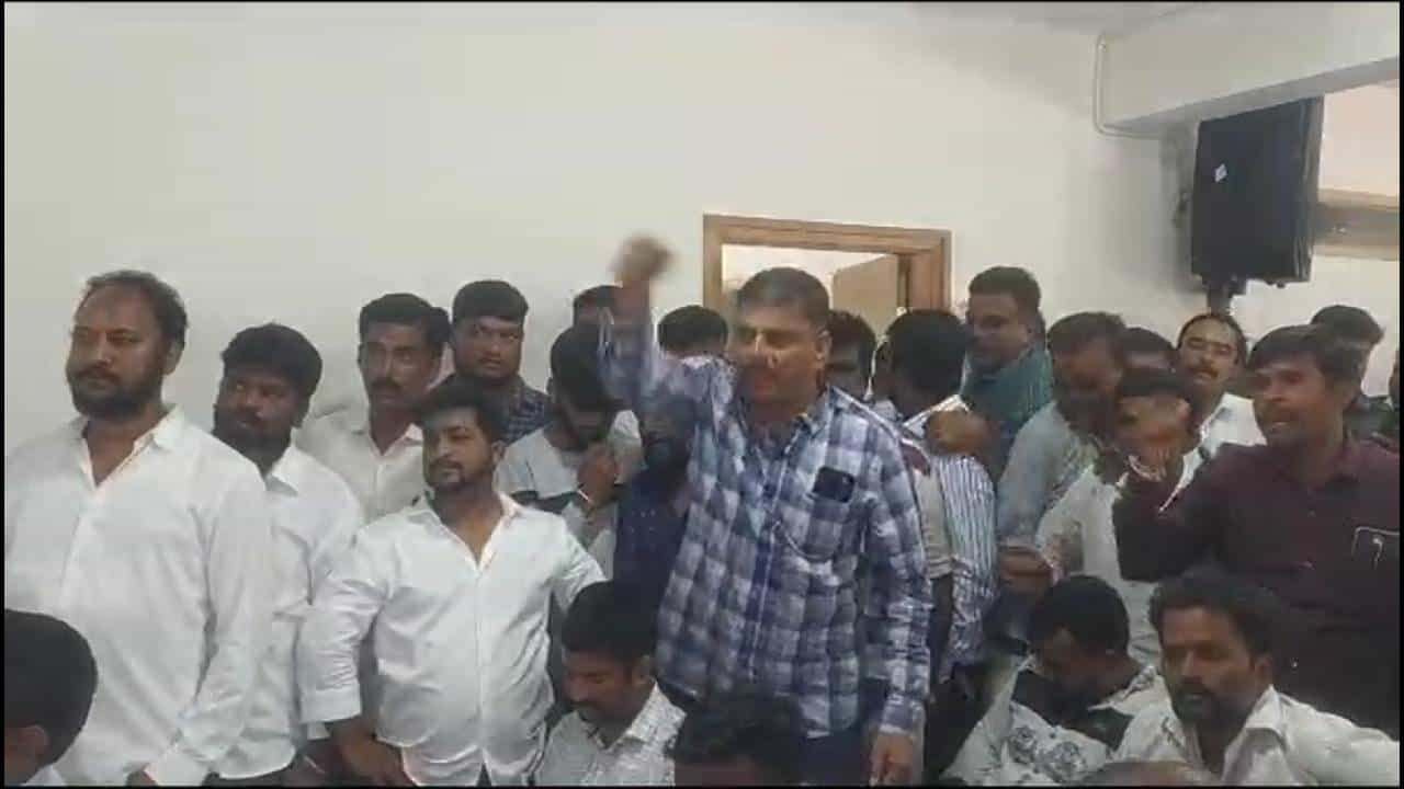 ಪಕ್ಷ ದ್ರೋಹ ಮಾಡಿದ ಆ ನನ್ನ ಮಕ್ಕಳಿಗೆ ಜೋಡಲ್ಲಿ ಹೊಡೆಯಿರಿ; ಸಭೆಯಲ್ಲಿ ಸೋಮಣ್ಣ ಮಾತುಗಳಿಗೆ ಕಾರ್ಯಕರ್ತರು ಕಕ್ಕಾಬಿಕ್ಕಿ ಪಕ್ಷ ದ್ರೋಹ ಮಾಡಿದ ಆ ನನ್ನ ಮಕ್ಕಳಿಗೆ ಜೋಡಲ್ಲಿ ಹೊಡೆಯಿರಿ; ಸಭೆಯಲ್ಲಿ ಸೋಮಣ್ಣ ಮಾತುಗಳಿಗೆ ಕಾರ್ಯಕರ್ತರು ಕಕ್ಕಾಬಿಕ್ಕಿ