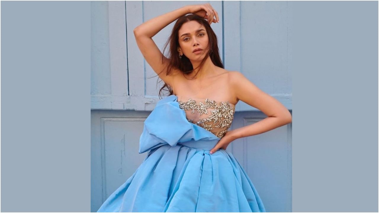 Aditi Rao Hydari is often in the news not only for movies but also for personal reasons.  She is very close with actor Siddharth.  The relationship between the two is no longer a secret.  An official statement is yet to come out from them.
