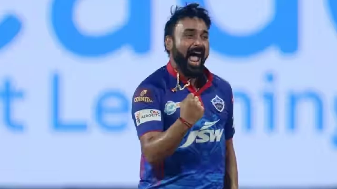 ಇನ್ನು ಮೂರನೇ ಸ್ಥಾನದಲ್ಲಿರುವುದು ಅಮಿತ್ ಮಿಶ್ರಾ. ರೋಹಿತ್ ಶರ್ಮಾರನ್ನು 7 ಬಾರಿ ಹಾಗೂ ವಿರಾಟ್ ಕೊಹ್ಲಿಯನ್ನು 3 ಬಾರಿ ಔಟ್ ಮಾಡುವ ಮೂಲಕ ಅಮಿತ್ ಮಿಶ್ರಾ ಇಬ್ಬರು ದಿಗ್ಗಜರ ವಿಕೆಟ್ ಪಡೆದ ಪಟ್ಟಿಯಲ್ಲಿ ತೃತೀಯ ಸ್ಥಾನ ಅಲಂಕರಿಸಿದ್ದಾರೆ.