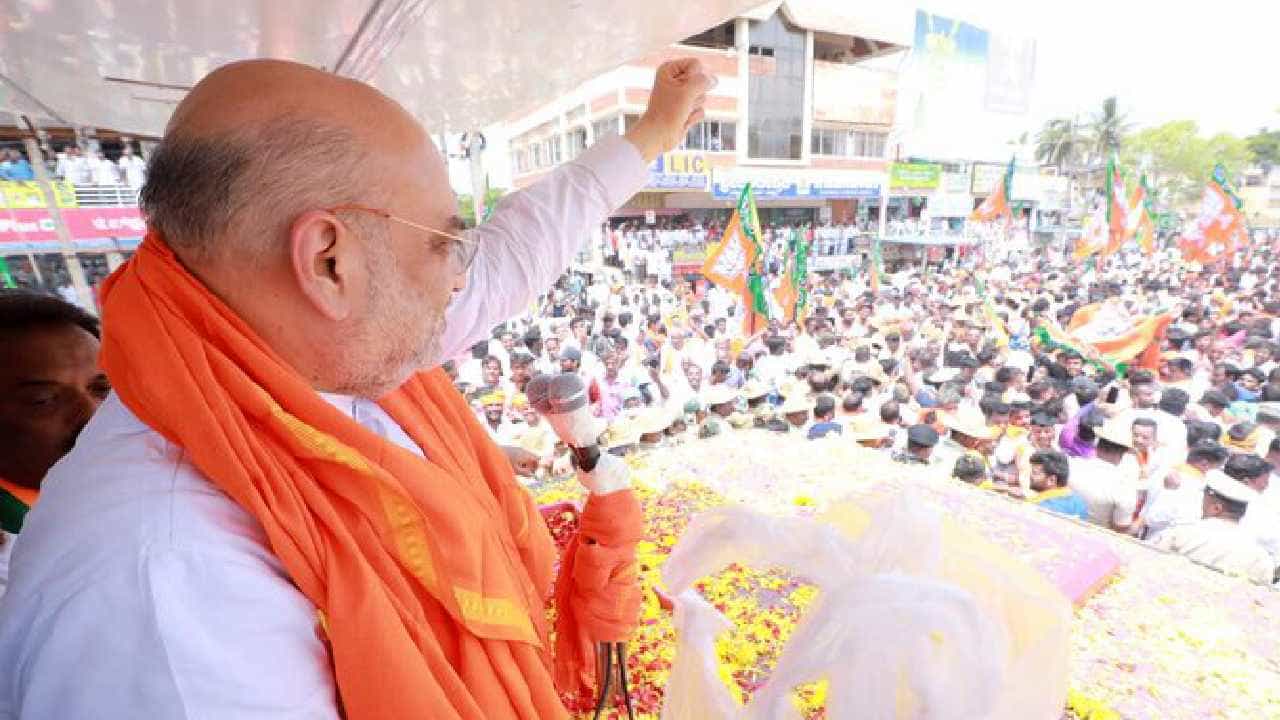 Manipur Violence: ಕರ್ನಾಟಕದಲ್ಲಿ ಚುನಾವಣಾ ಪ್ರಚಾರ ಬಿಟ್ಟು ತೆರಳಿದ ಅಮಿತ್ ಶಾ, ಚುನಾವಣೆಗೂ ಮುನ್ನ ಮತ್ತೆ ರಾಜ್ಯಕ್ಕೆ ಬರುವುದು ಅನುಮಾನ Manipur Violence: ಕರ್ನಾಟಕದಲ್ಲಿ ಚುನಾವಣಾ ಪ್ರಚಾರ ಬಿಟ್ಟು ತೆರಳಿದ ಅಮಿತ್ ಶಾ, ಚುನಾವಣೆಗೂ ಮುನ್ನ ಮತ್ತೆ ರಾಜ್ಯಕ್ಕೆ ಬರುವುದು ಅನುಮಾನ