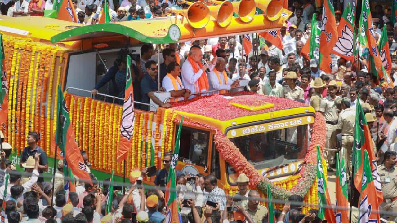 ರಾಣೆಬೆನ್ನೂರಿನಲ್ಲಿ ಅಮಿತ್ ಶಾ ರೋಡ್ಶೋ: ಮೇ 10ರಂದು ಡಬಲ್ ಇಂಜಿನ್ ಸರ್ಕಾರ ಬಿಜೆಪಿ ಬೆಂಬಲಿಸುವಂತೆ ಮನವಿ ರಾಣೆಬೆನ್ನೂರಿನಲ್ಲಿ ಅಮಿತ್ ಶಾ ರೋಡ್ಶೋ: ಮೇ 10ರಂದು ಡಬಲ್ ಇಂಜಿನ್ ಸರ್ಕಾರ ಬಿಜೆಪಿ ಬೆಂಬಲಿಸುವಂತೆ ಮನವಿ