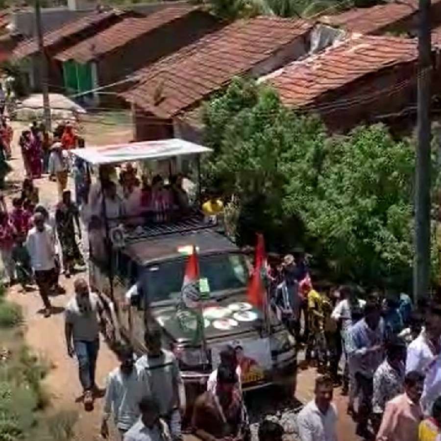 Khanapur Congress candidate Anjali Nimbalkar made Jolada rotti during campaigning in handur Village of Belagavi
