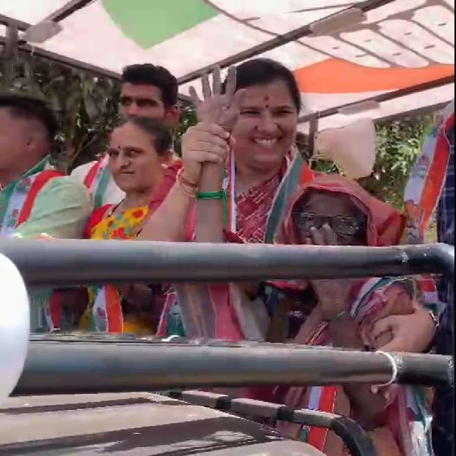 Khanapur Congress candidate Anjali Nimbalkar made Jolada rotti during campaigning in handur Village of Belagavi
