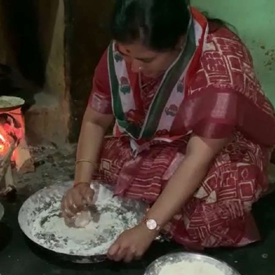 Khanapur Congress candidate Anjali Nimbalkar made Jolada rotti during campaigning in handur Village of Belagavi
