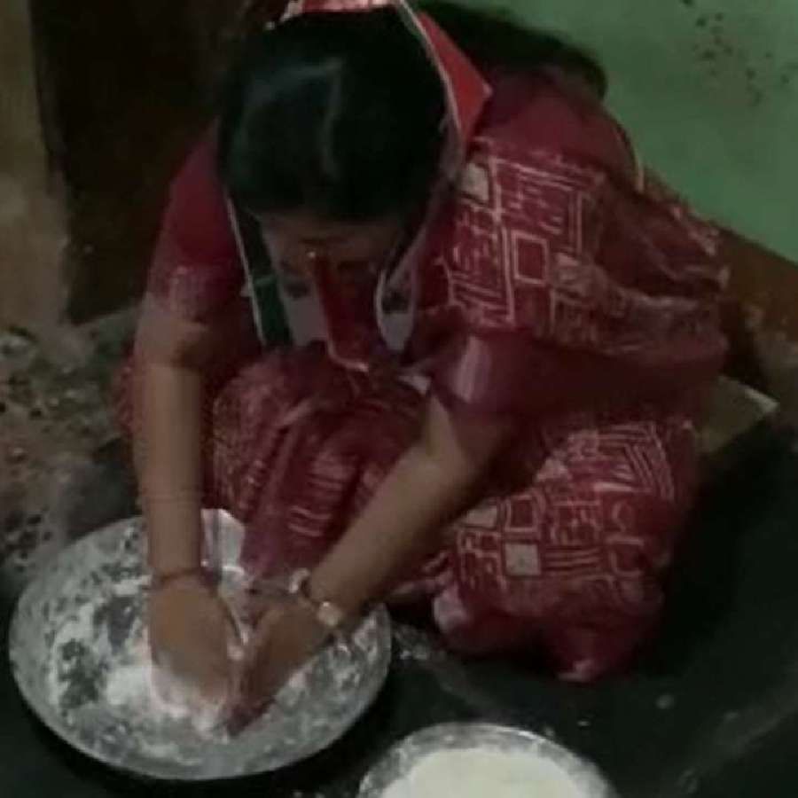 Khanapur Congress candidate Anjali Nimbalkar made Jolada rotti during campaigning in handur Village of Belagavi
