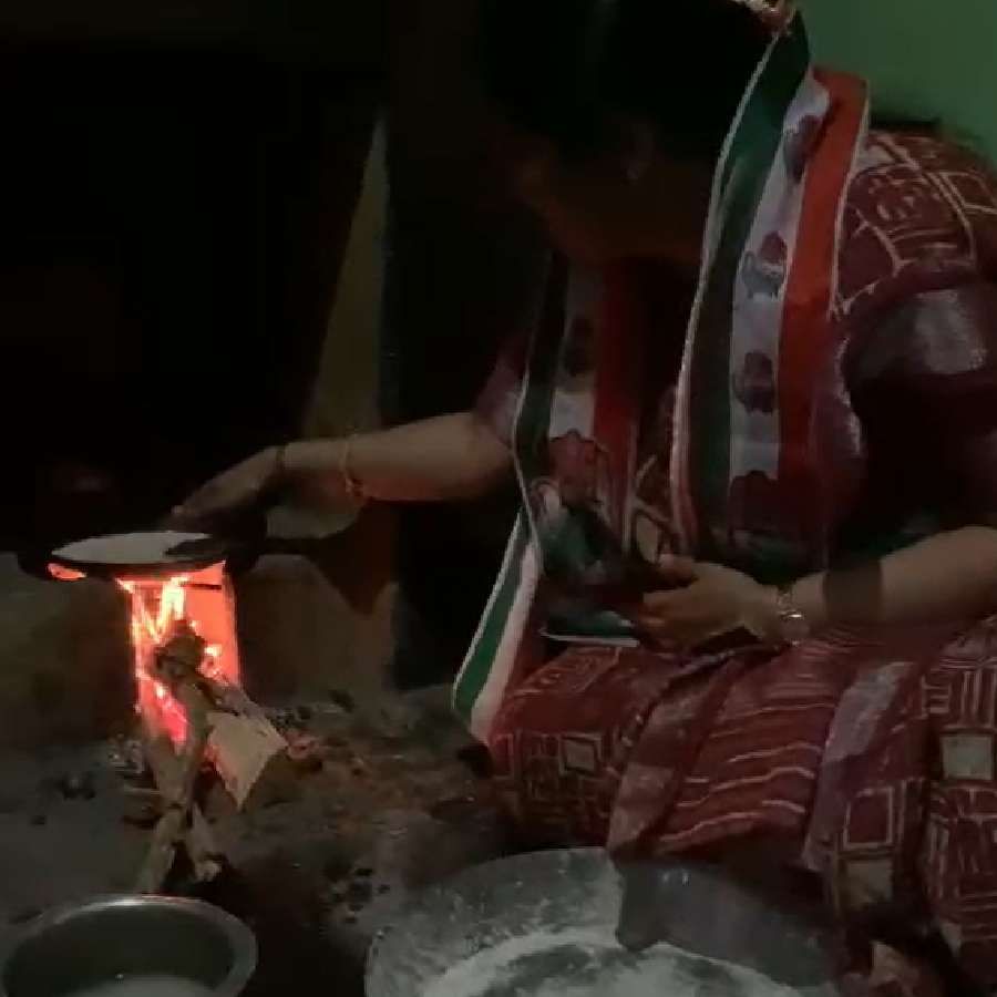 Khanapur Congress candidate Anjali Nimbalkar made Jolada rotti during campaigning in handur Village of Belagavi
