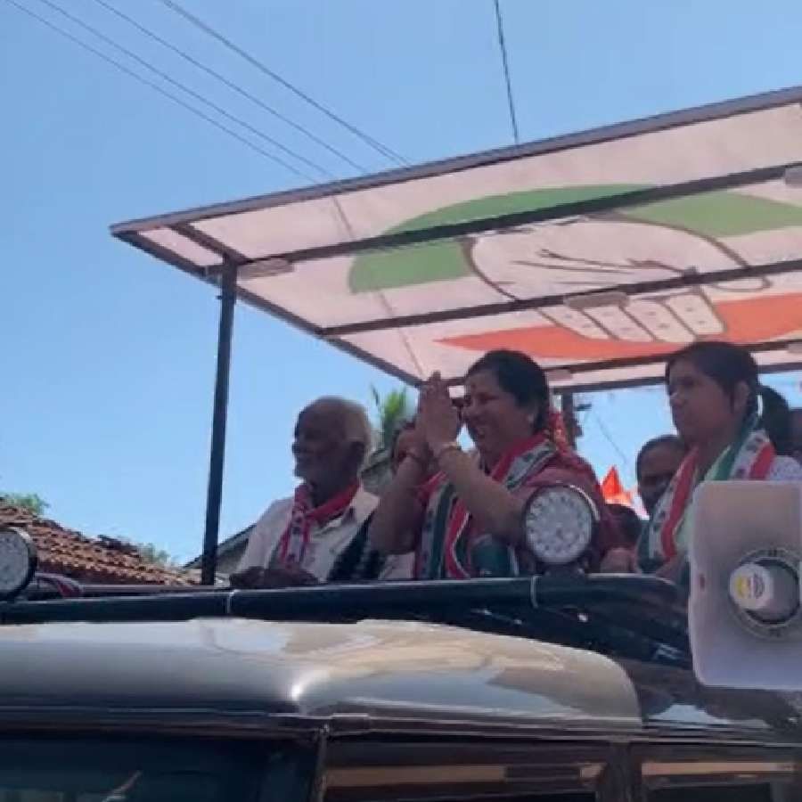 Khanapur Congress candidate Anjali Nimbalkar made Jolada rotti during campaigning in handur Village of Belagavi
