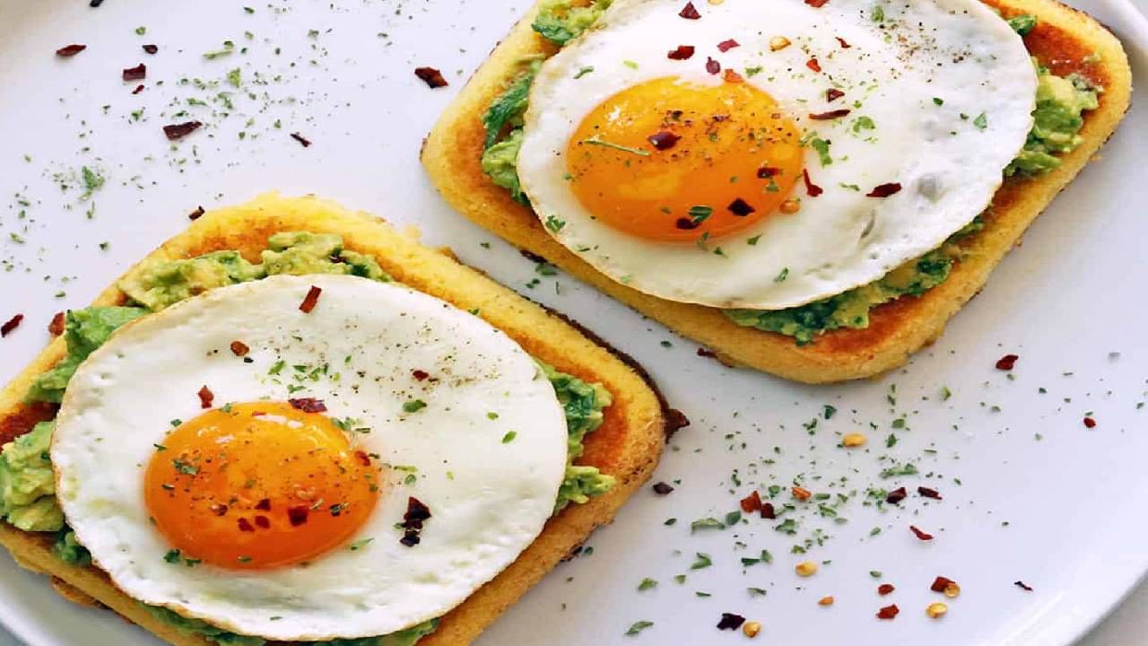 ಆವಕಾಡೊ ಎಗ್ ಟೋಸ್ಟ್(Avocado egg toast): ಹೋಳು ಮಾಡಿದ ಆವಕಾಡೊ ಮತ್ತು ಬೇಯಿಸಿದ ಮೊಟ್ಟೆಯೊಂದಿಗೆ ಟಾಪ್ ಟೋಸ್ಟ್ ಮಾಡಿದ ಬ್ರೆಡ್, ಉಪ್ಪು, ಮೆಣಸು ಮತ್ತು ಸ್ಲೈಸ್ ಮಾಡಿದ ಟೊಮ್ಯಾಟೊ ಅಥವಾ ಚಿಲ್ಲಿ ಫ್ಲೇಕ್ಸ್‌ಗಳಂತಹ ಐಚ್ಛಿಕ ಮೇಲೋಗರಗಳೊಂದಿಗೆ ಬೇಯಿಸಿ ಸವಿಯಿರಿ