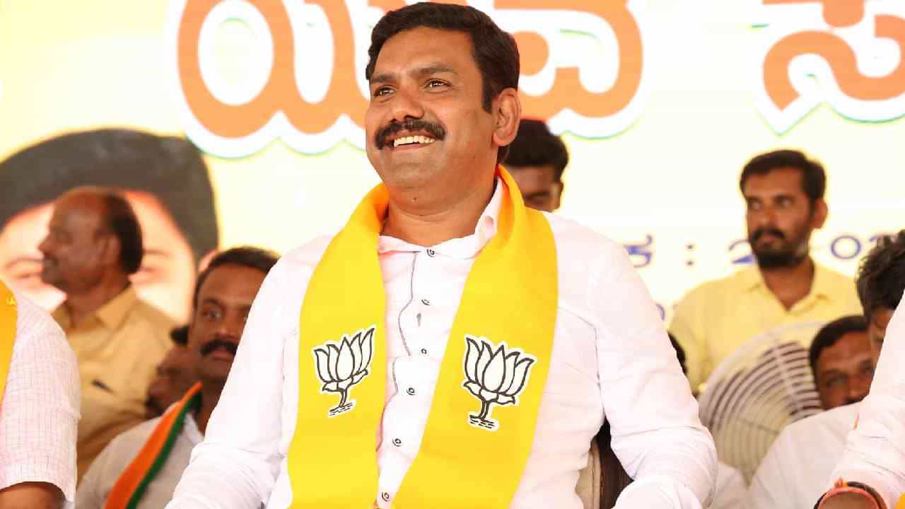ಕೊನೆ ಕ್ಷಣದಲ್ಲಿ ಬಿಜೆಪಿಯಿಂದ ಮೆಗಾ ಪ್ಲಾನ್: ವಿಜಯೇಂದ್ರಗೆ ಹೆಚ್ಚಿನ ಜವಾಬ್ದಾರಿ, ಓಡಾಟಕ್ಕೆ ವಿಶೇಷ ಹೆಲಿಕಾಪ್ಟರ್ ಕೊನೆ ಕ್ಷಣದಲ್ಲಿ ಬಿಜೆಪಿಯಿಂದ ಮೆಗಾ ಪ್ಲಾನ್: ವಿಜಯೇಂದ್ರಗೆ ಹೆಚ್ಚಿನ ಜವಾಬ್ದಾರಿ, ಓಡಾಟಕ್ಕೆ ವಿಶೇಷ ಹೆಲಿಕಾಪ್ಟರ್