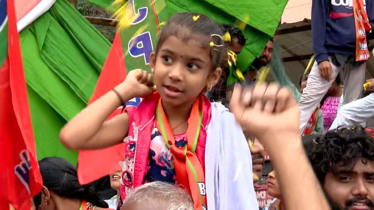 Pm Modi roadshow in Bangalore Muslim lady holding Jai Bajrangi placard here are the photos
