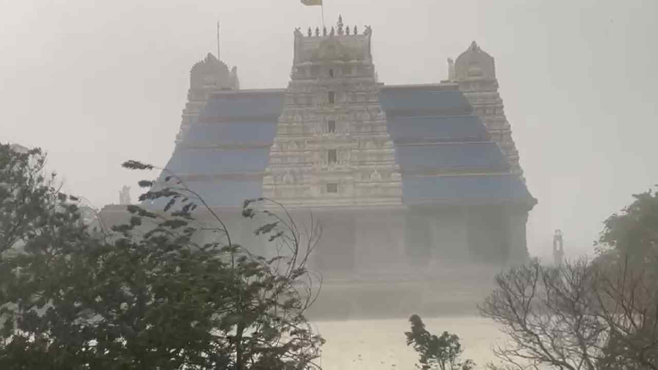 Bangalore Rains: ಬೆಂಗಳೂರು ಆವರಿಸಿದ ಕಗ್ಗತ್ತಲ ಮೋಡ, ಏಕಾಏಕಿ ಗುಡುಗು ಸಹಿತ ಗಾಳಿ ಮಳೆ, ಕೆಲವೆಡೆ ಆಲಿಕಲ್ಲು ಮಳೆ