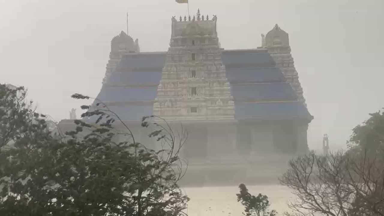 Bangalore Rains: ಬೆಂಗಳೂರು ಆವರಿಸಿದ ಕಗ್ಗತ್ತಲ ಮೋಡ, ಏಕಾಏಕಿ ಗುಡುಗು ಸಹಿತ ಗಾಳಿ ಮಳೆ, ಕೆಲವೆಡೆ ಆಲಿಕಲ್ಲು ಮಳೆ Bangalore Rains: ಬೆಂಗಳೂರು ಆವರಿಸಿದ ಕಗ್ಗತ್ತಲ ಮೋಡ, ಏಕಾಏಕಿ ಗುಡುಗು ಸಹಿತ ಗಾಳಿ ಮಳೆ, ಕೆಲವೆಡೆ ಆಲಿಕಲ್ಲು ಮಳೆ