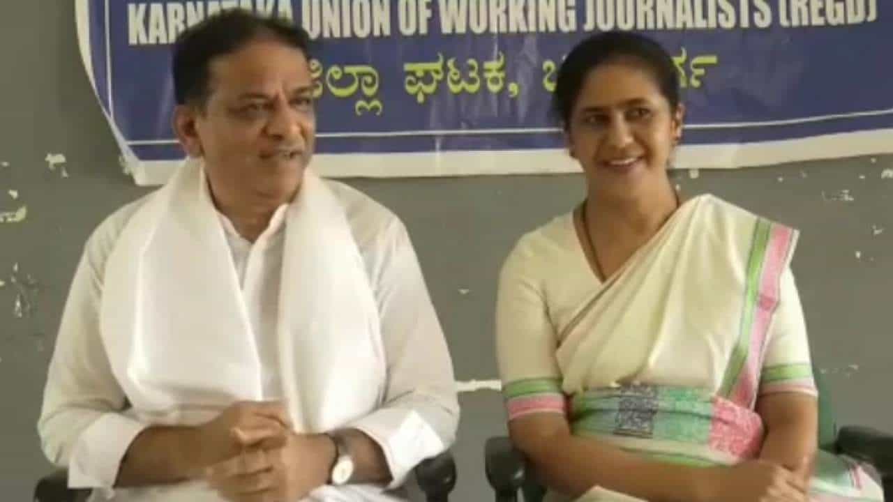 ಚುನಾವಣಾ ಕಣದಿಂದ ನಿವೃತ್ತಿ ಘೋಷಣೆ ಬೆನ್ನಲ್ಲೇ ಬಿಜೆಪಿ ಸೇರ್ಪಡೆ ಆದ ಮಾಜಿ ಶಾಸಕ ಬಸವರಾಜನ್ ದಂಪತಿ ಚುನಾವಣಾ ಕಣದಿಂದ ನಿವೃತ್ತಿ ಘೋಷಣೆ ಬೆನ್ನಲ್ಲೇ ಬಿಜೆಪಿ ಸೇರ್ಪಡೆ ಆದ ಮಾಜಿ ಶಾಸಕ ಬಸವರಾಜನ್ ದಂಪತಿ