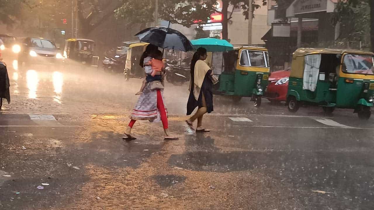 Bangalore Rain: ಬೆಂಗಳೂರಿನಲ್ಲಿ ಧಾರಾಕಾರ ಮಳೆ, ಕೆರೆಯಂತಾದ ರಸ್ತೆಗಳು