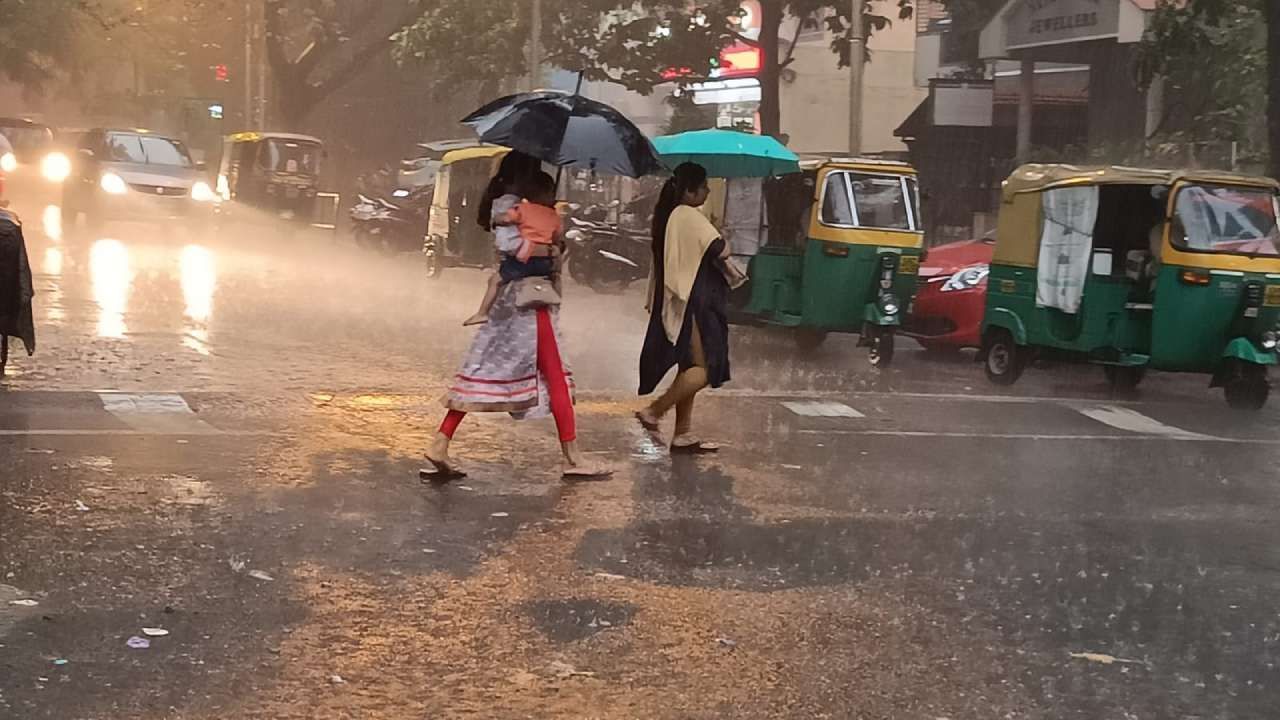 Bangalore Rain: ಬೆಂಗಳೂರಿನಲ್ಲಿ ಧಾರಾಕಾರ ಮಳೆ, ಕೆರೆಯಂತಾದ ರಸ್ತೆಗಳು