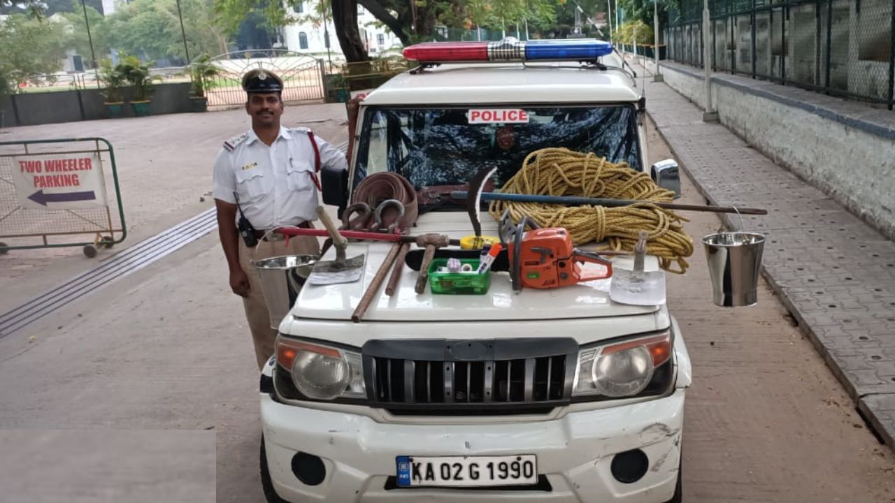 ಬೆಂಗಳೂರಿನಲ್ಲಿ ಮಳೆ ಆತಂಕ ಹೆಚ್ಚಾಗಿದ್ದು ಸಾಲು ಸಾಲು ಅವಾಂತರಗಳ ಬಳಿಕ ಸಂಚಾರಿ ಪೊಲೀಸರು ಮತ್ತಷ್ಟು ಆ್ಯಕ್ಟೀವ್ ಆಗಿದ್ದಾರೆ. ಬಿಬಿಎಂಪಿಗೆ ಕಾಯುವ ಬದಲು ತಾವೇ ಫೀಲ್ಡಿಗಿಳಿದಿದ್ದಾರೆ.  