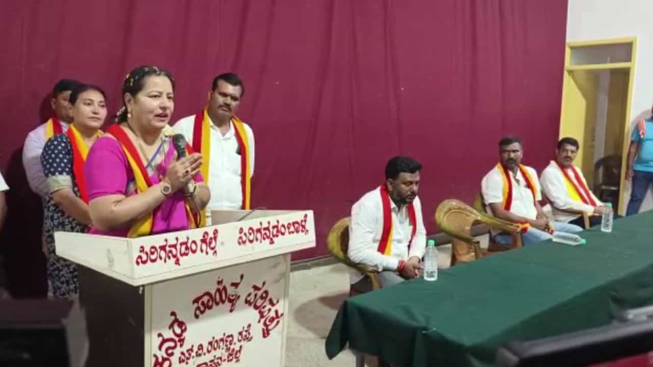 ನಿಮ್ಮ ಮನಸ್ಸು ಗೆದ್ದು ಮತ ಕೇಳ್ತಿವಿ, ಬಿಹಾರ್ ರಾಜಕಾರಣ ಮಾಡುವುದಿಲ್ಲ; ಪರೋಕ್ಷವಾಗಿ ಪ್ರೀತಂ ಗೌಡ ವಿರುದ್ಧ ಭವಾನಿ ರೇವಣ್ಣ ವಾಗ್ದಾಳಿ ನಿಮ್ಮ ಮನಸ್ಸು ಗೆದ್ದು ಮತ ಕೇಳ್ತಿವಿ, ಬಿಹಾರ್ ರಾಜಕಾರಣ ಮಾಡುವುದಿಲ್ಲ; ಪರೋಕ್ಷವಾಗಿ ಪ್ರೀತಂ ಗೌಡ ವಿರುದ್ಧ ಭವಾನಿ ರೇವಣ್ಣ ವಾಗ್ದಾಳಿ