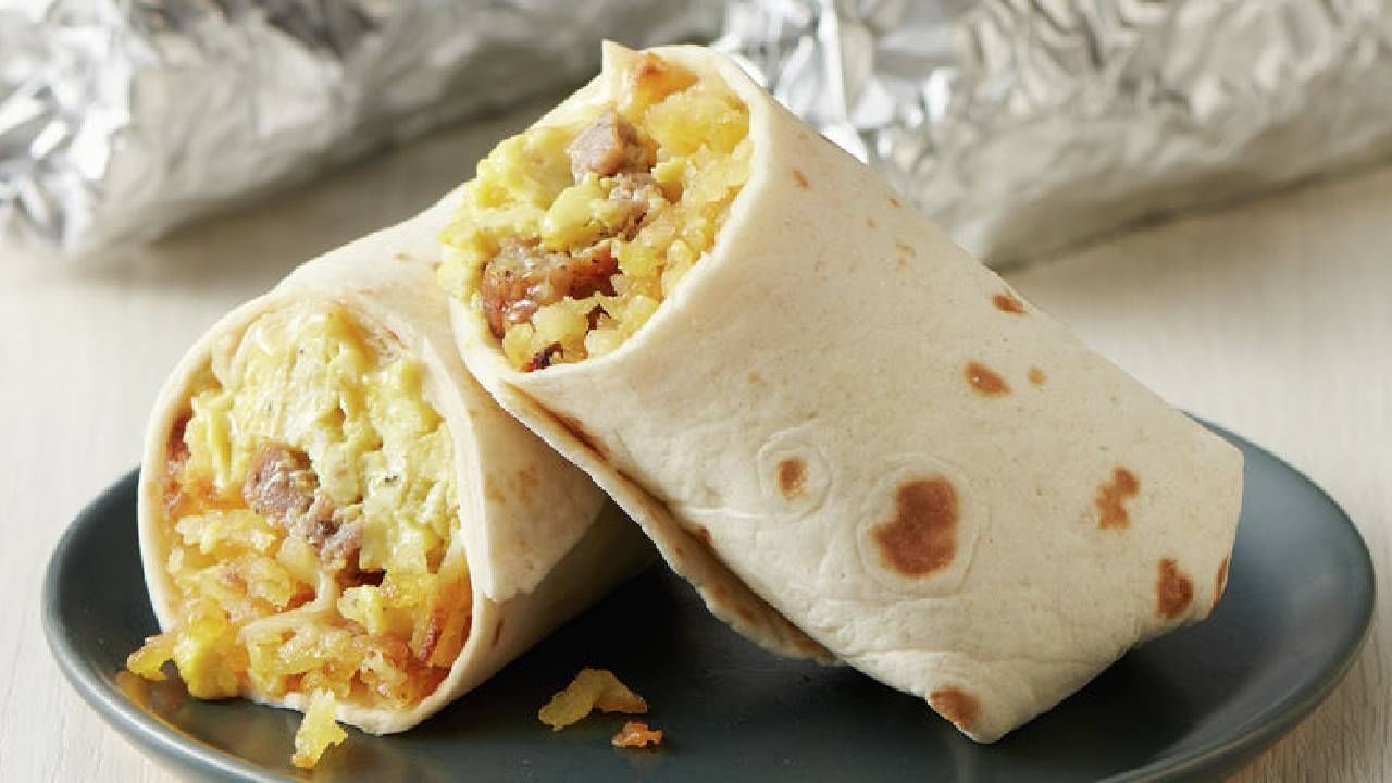 ಬ್ರೆಕ್​ಪಾಸ್ಟ್​ ಬುರ್ರಿಟೋ(Breakfast burrito): ಸ್ಕ್ರಾಂಬಲ್ಡ್ ಮೊಟ್ಟೆಗಳು, ಬೇಯಿಸಿದ ಬೇಕನ್ ಅಥವಾ ಸಾಸೇಜ್, ಚೂರುಚೂರು ಚೀಸ್ ಮತ್ತು ಆವಕಾಡೊದಂತಹ ನಿಮ್ಮ ಮೆಚ್ಚಿನ ಮೇಲೋಗರಗಳೊಂದಿಗೆ ಟೋರ್ಟಿಲ್ಲಾವನ್ನು ಹಾಕಿ. ಬಳಿಕ ಅದನ್ನು ಸುತ್ತಿ ಮತ್ತು ಪ್ರಯಾಣದಲ್ಲಿರುವಾಗ ತೃಪ್ತಿಕರ ಉಪಹಾರವನ್ನು ಆನಂದಿಸಿ