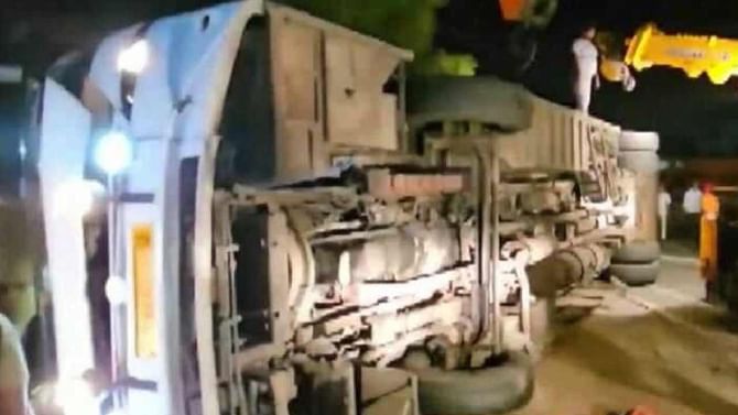 Uttar Pradesh Accident: ಉತ್ತರಪ್ರದೇಶದಲ್ಲಿ ಬಸ್ ಪಲ್ಟಿ, 5 ಮಂದಿ ಸಾವು, 15 ಜನರಿಗೆ ಗಾಯ Uttar Pradesh Accident: ಉತ್ತರಪ್ರದೇಶದಲ್ಲಿ ಬಸ್ ಪಲ್ಟಿ, 5 ಮಂದಿ ಸಾವು, 15 ಜನರಿಗೆ ಗಾಯ