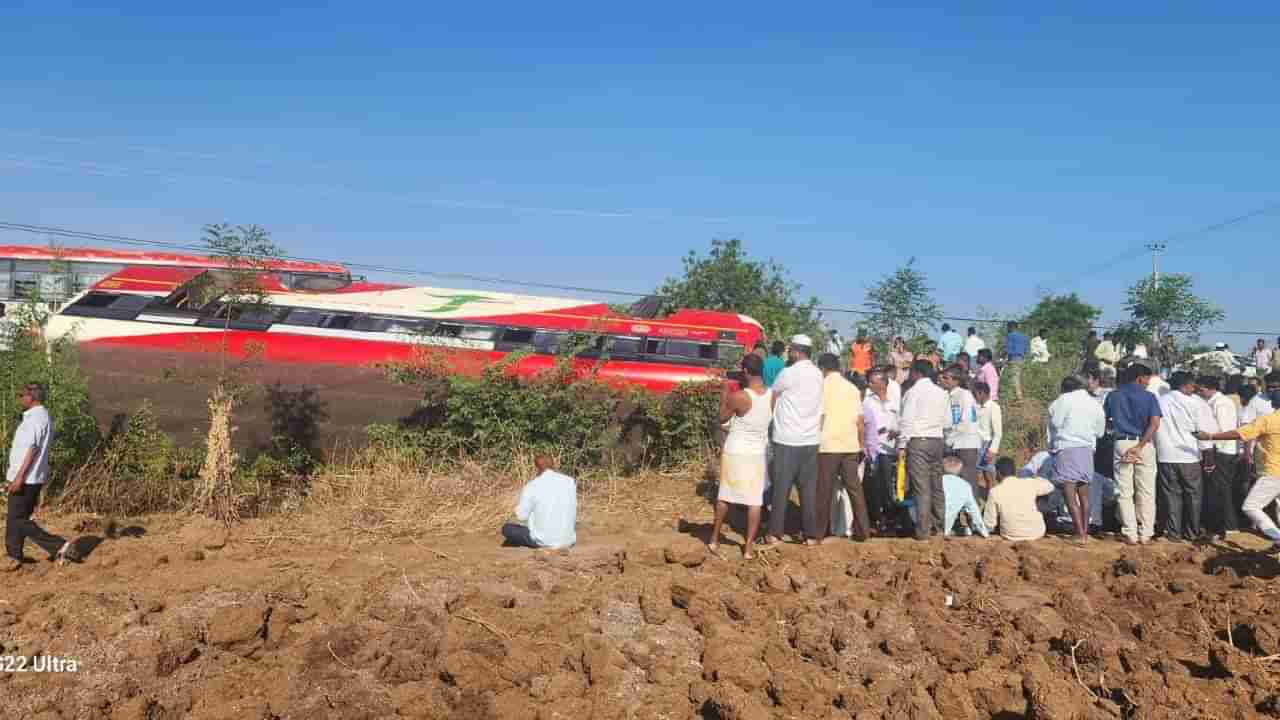 ವಿಜಯಪುರ: ಚುನಾವಣಾ ಕರ್ತವ್ಯದ ತರಬೇತಿಗೆ ತೆರಳುತ್ತಿದ್ದ ಸಿಬ್ಬಂದಿಗಳಿದ್ದ ಬಸ್ ಪಲ್ಟಿ